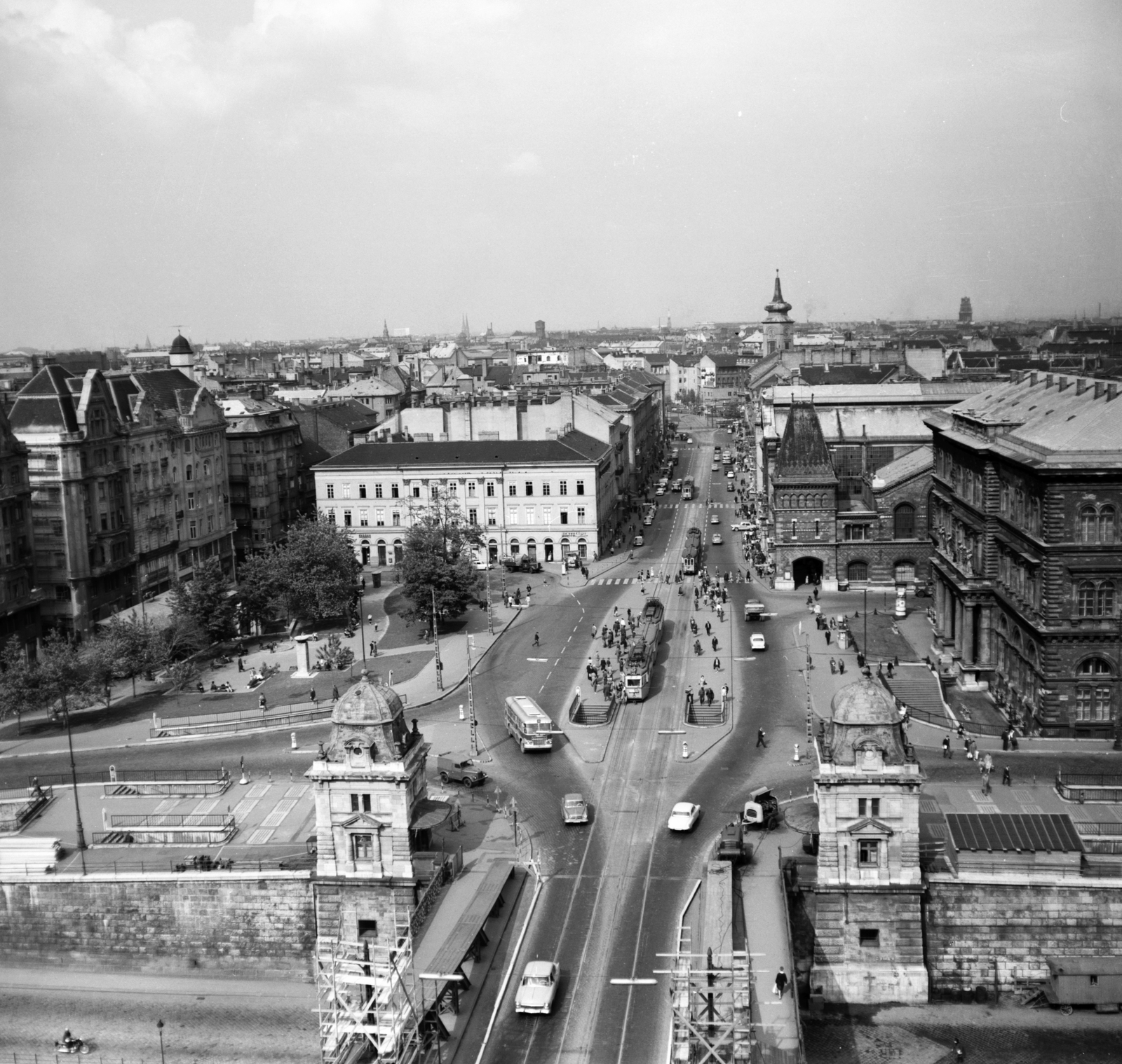 Magyarország, Budapest V.,Budapest VIII., kilátás a Szabadság hídról a Dimitrov (Fővám) tér és a Vámház (Tolbuhin) körút felé., 1966, FŐMTERV, Domonkos Endre, Budapest, Fortepan #252125