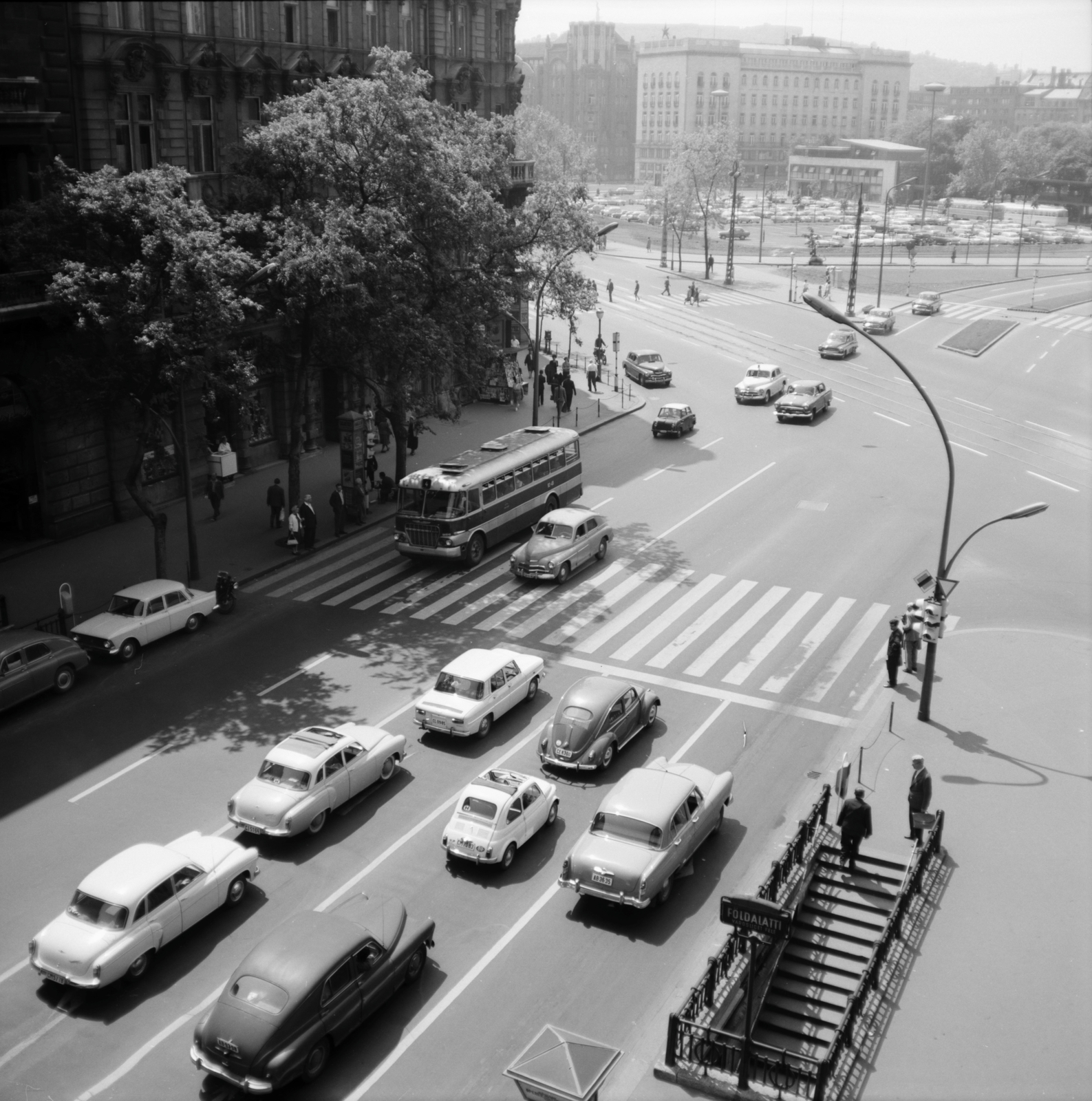 Hungary, Budapest V.,Budapest VI., Andrássy út (Népköztársaság útja) a Bajcsy-Zsilinszky úti kereszuteződésnél, távolabb az Erzsébet (Engels) tér., 1966, FŐMTERV, Budapest, Fortepan #252127