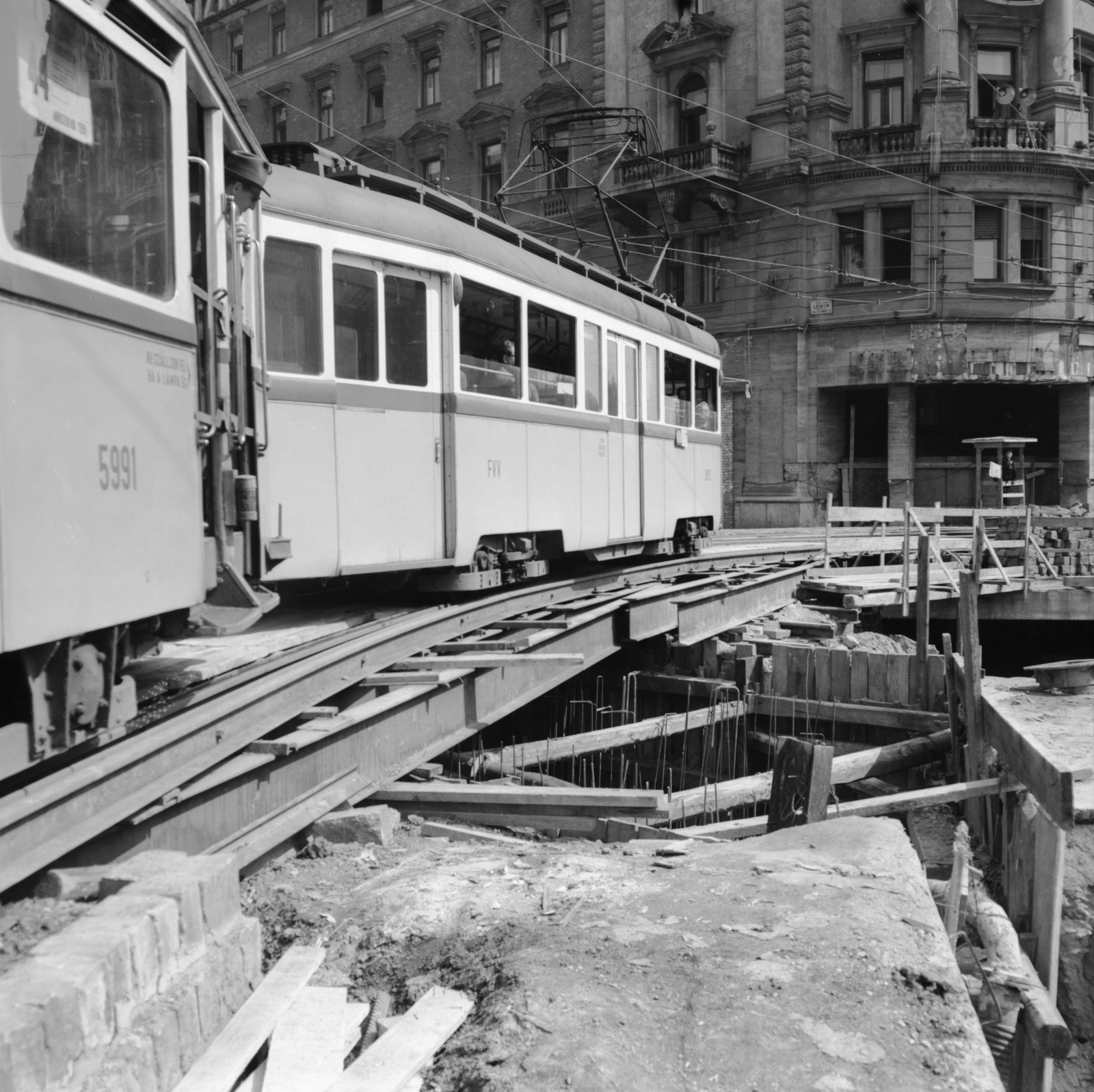 Hungary, Budapest VII., a Nagykörút - Rákóczi út kereszteződés a Blaha Lujza téri aluljáró építkezése, szemben az Erzsébet (Lenin) körút - Rákóczi út sarkon a Csemege Áruház / éjjel-nappal közért épülete., 1966, FŐMTERV, Budapest, Fortepan #252128