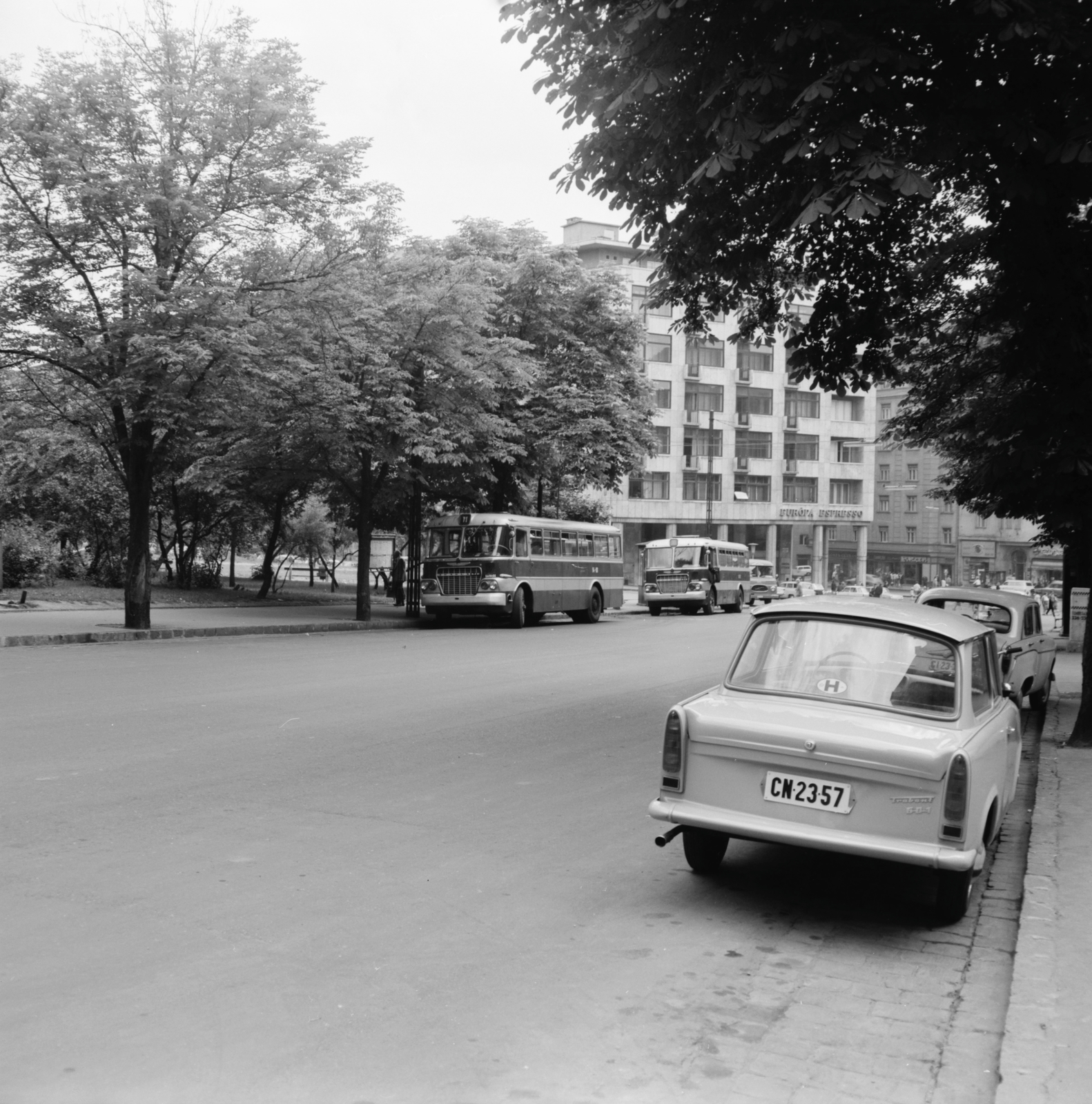 Hungary, Budapest II., Keleti Károly utca a Margit körút (Mártírok útja) felé nézve, balra a Mechwart tér., 1966, FŐMTERV, number plate, Budapest, Fortepan #252138