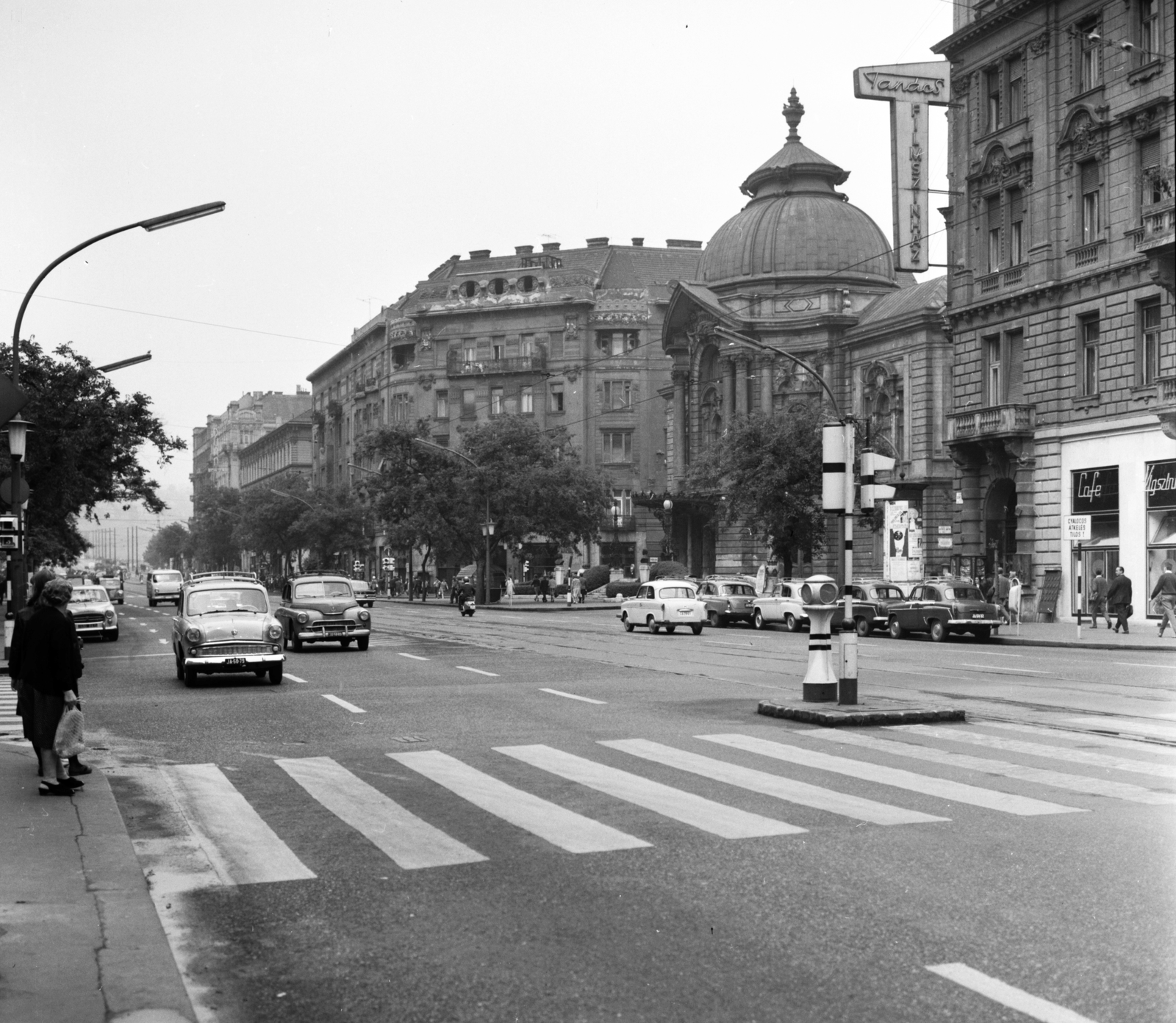 Magyarország, Budapest V.,Budapest XIII., Szent István körút, jobbra a Vígszínház., 1966, FŐMTERV, Domonkos Endre, Budapest, sínpálya, gyalogátkelő, csibilámpa, FSO Warszawa, Trabant 500, Moszkvics 407, Fortepan #252141