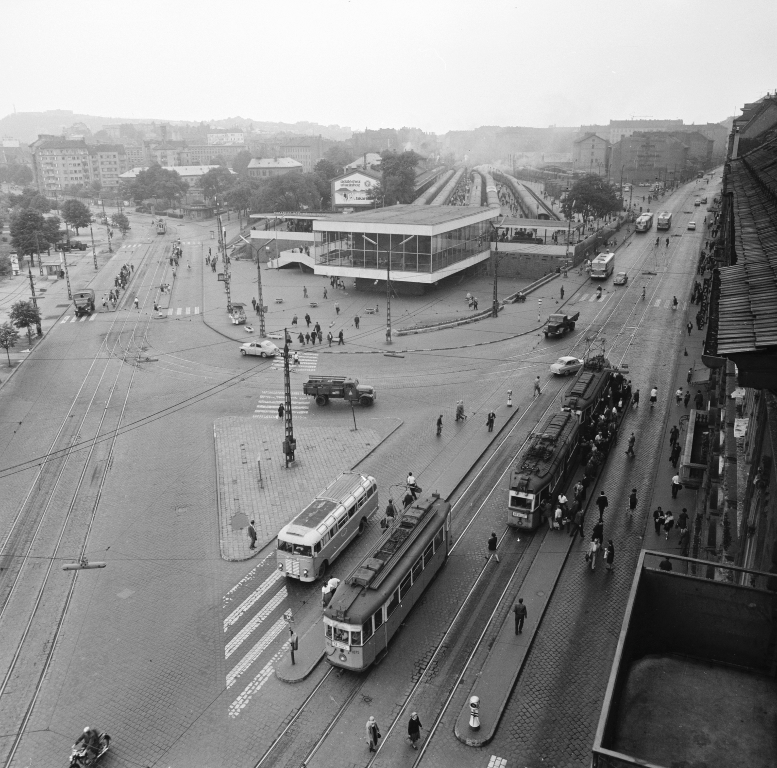 Magyarország, Budapest I.,Budapest XII., a Déli pályaudvar egy Alkotás utcai házból nézve, balra a Krisztina körút., 1966, FŐMTERV, Domonkos Endre, Budapest, felülnézet, tömegközlekedés, villamos, Fortepan #252145