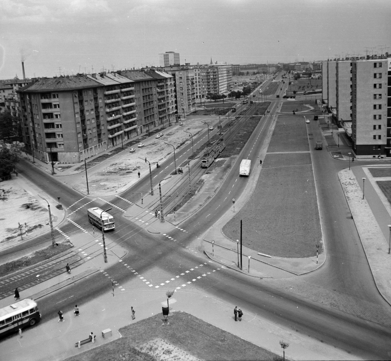 Hungary, Budapest XI., rálátás az Október huszonharmadika (Schönherz Zoltán) utca - Budafoki út - Irinyi József utca találkozására. Szemben a távolban a Petőfi híd., 1966, FŐMTERV, Budapest, Fortepan #252147