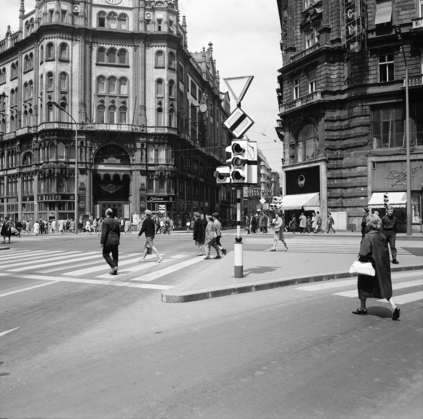 Hungary, Budapest V., Ferenciek tere (Felszabadulás tér), szemben a Petőfi Sándor utca, balra a Párizsi udvar épülete., 1966, FŐMTERV, Budapest, Fortepan #252151