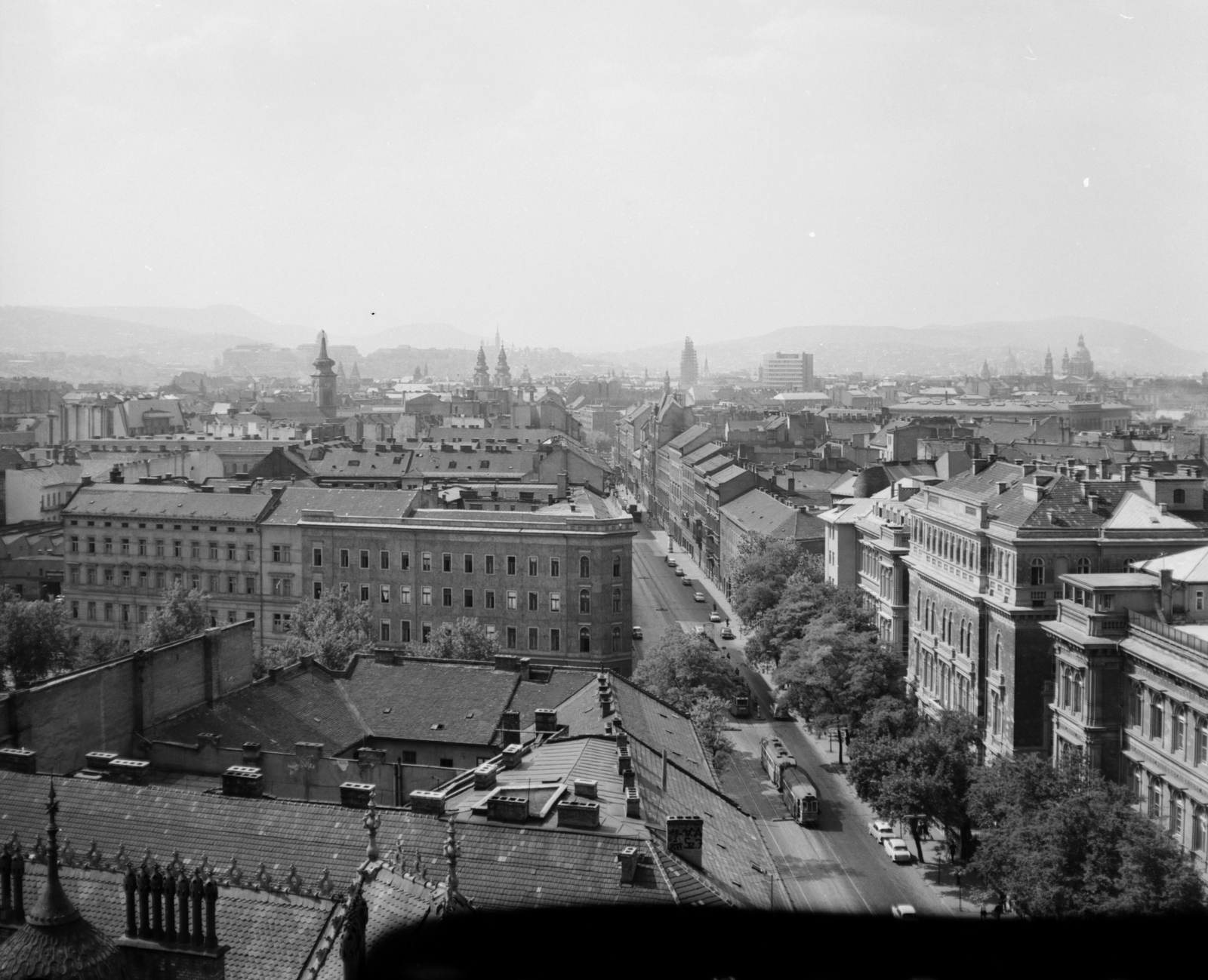 Hungary, Budapest VIII.,Budapest IX., kilátás az Iparművészeti Múzeum kupolájából a Belváros és a Budai hegyek felé. Előtérben az Üllői útra, jobbra a BOTE (később Semmelweis Egyetem)., 1966, FŐMTERV, Budapest, Fortepan #252157