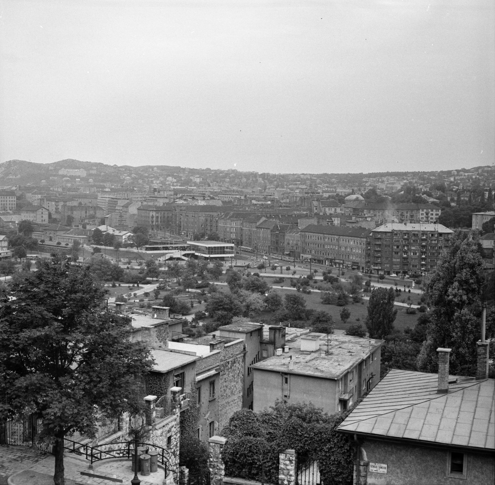 Hungary, Budapest I.,Budapest XII., kilátás a budai Várból, előtérebn alul a Lovas út, középen a Vérmező és a Déli pályaudvar., 1966, FŐMTERV, Budapest, Fortepan #252158