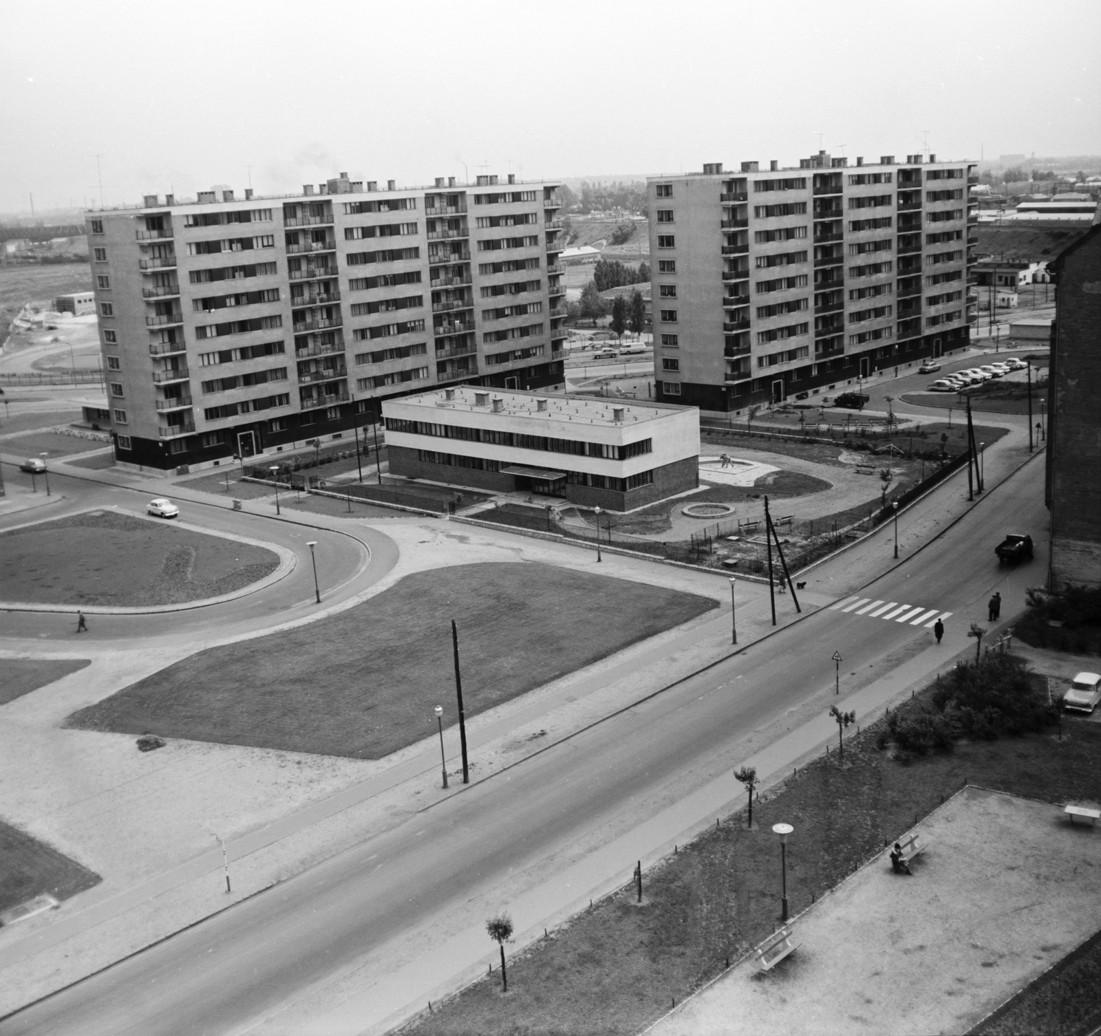 Hungary, Budapest XI., kilátás az Október huszonharmadika (Schönherz Zoltán) utca - Szerémi sor közötti háztömbből a Budafoki út és a Bogdánfy utca közötti épületekre., 1966, FŐMTERV, Budapest, Lágymányos housing complex, Fortepan #252159