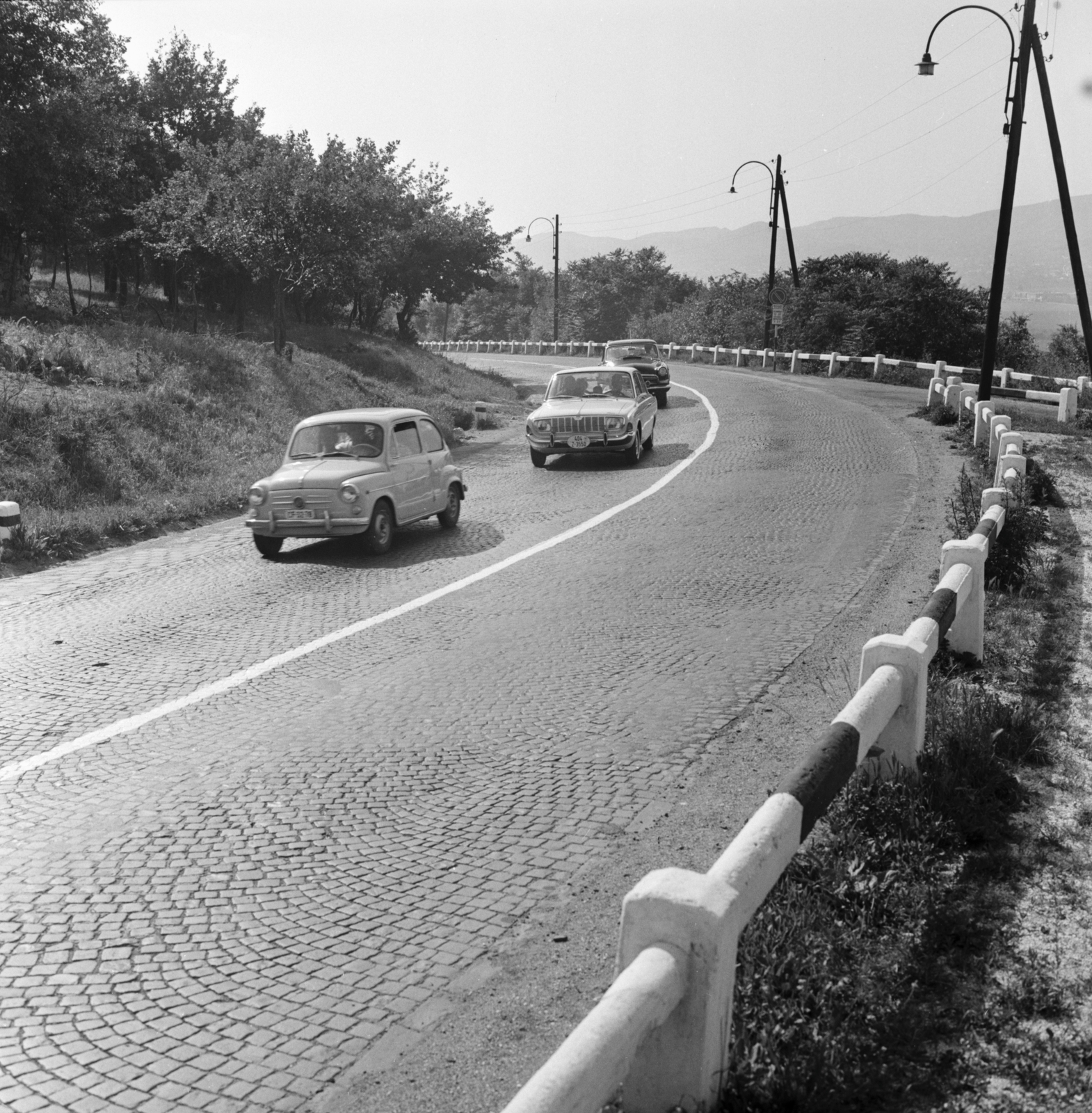 Magyarország, Budapest XI., a Balatoni út a kamaraerdei kanyarnál, jobbra a Panoráma Vendéglő parkolója., 1966, FŐMTERV, Domonkos Endre, Budapest, Fortepan #252162