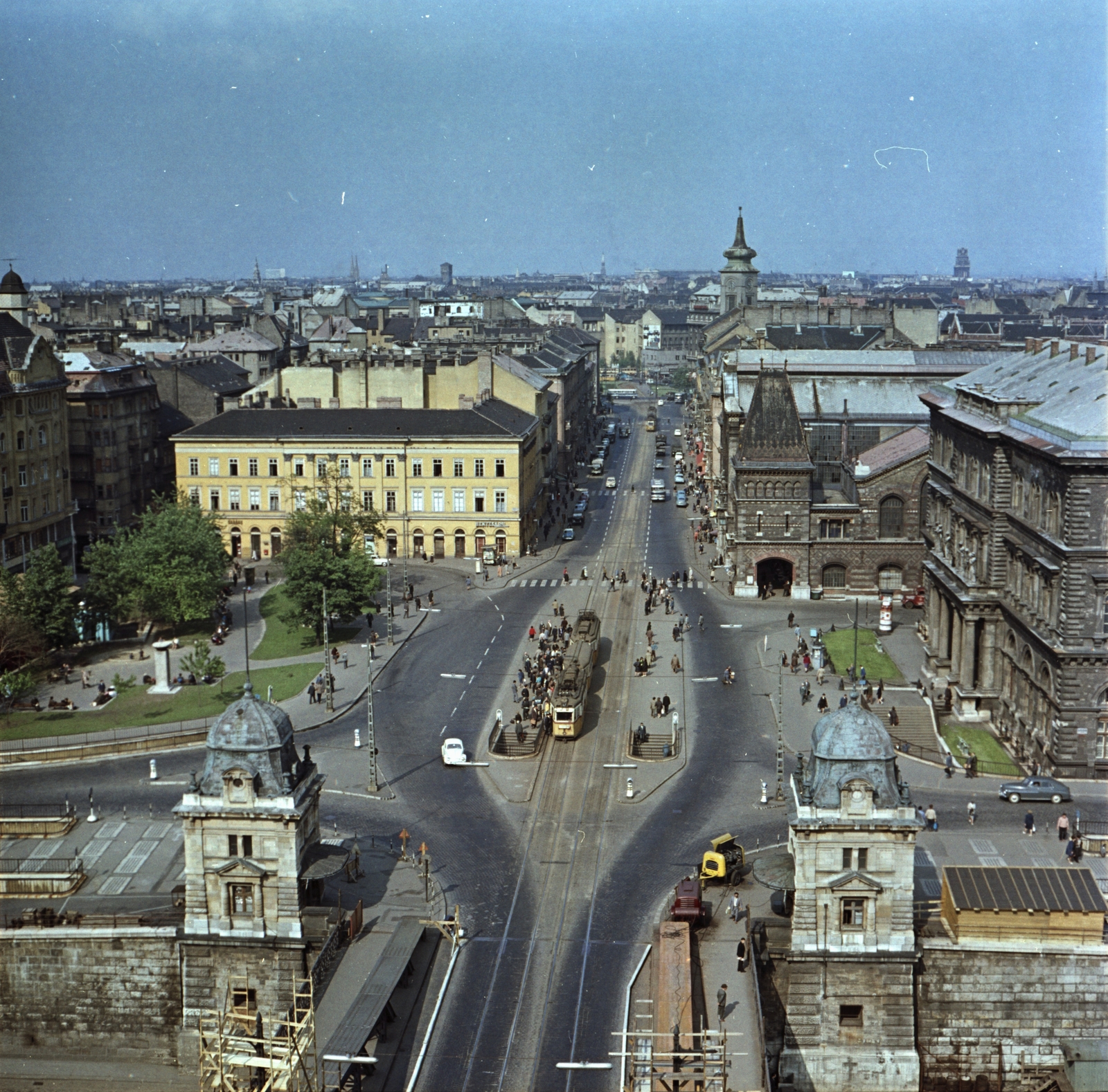 Hungary, Budapest V.,Budapest IX., kilátás a Szabadság hídról a Dimitrov (Fővám) tér és a Vámház (Tolbuhin) körút felé., 1966, FŐMTERV, Budapest, Fortepan #252164