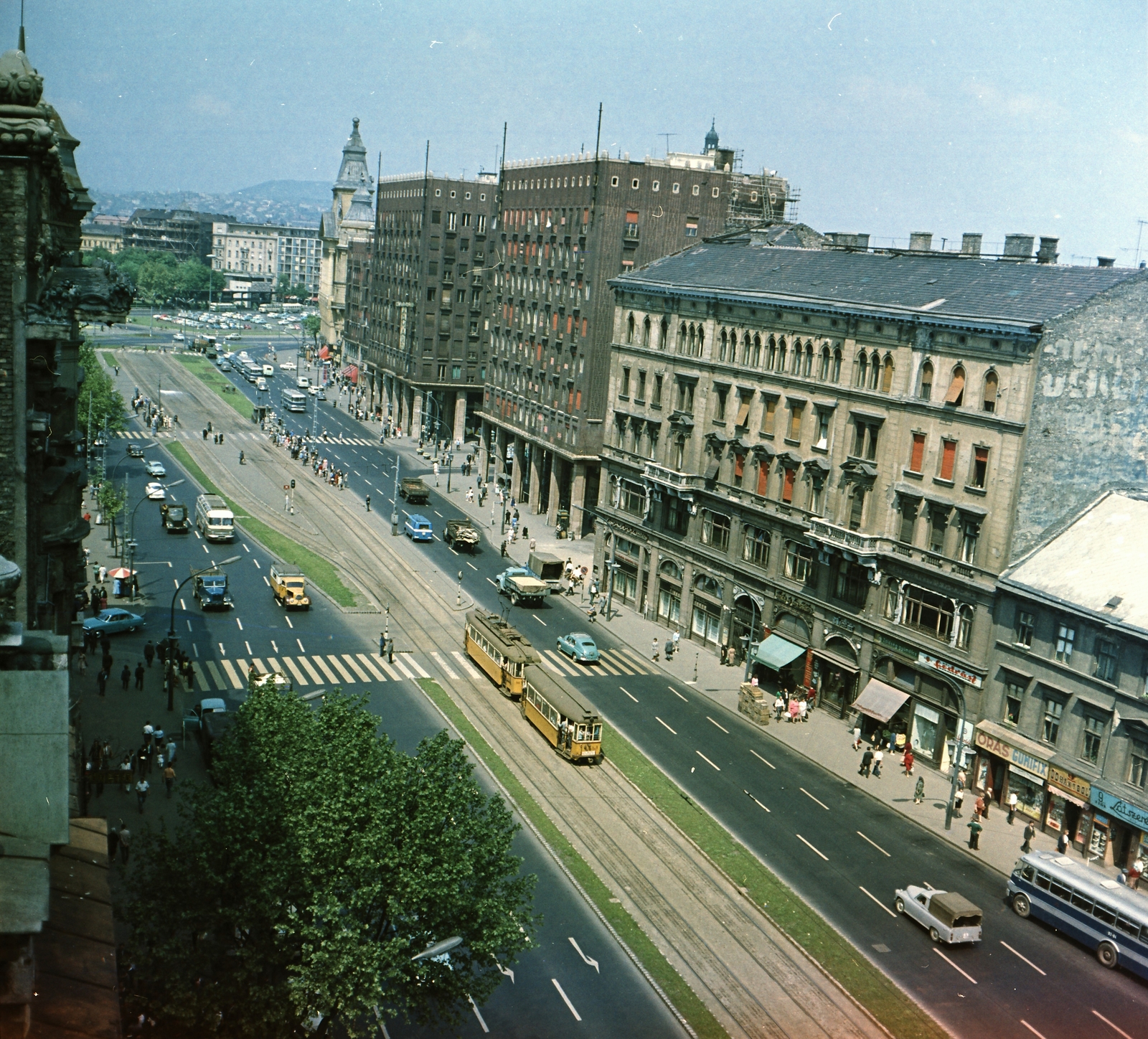 Hungary, Budapest V.,Budapest VII., Károly (Tanács) körút a Dohány utcától a Deák Ferenc tér felé nézve, jobbra a Madách-házak., 1966, FŐMTERV, Budapest, Fortepan #252196