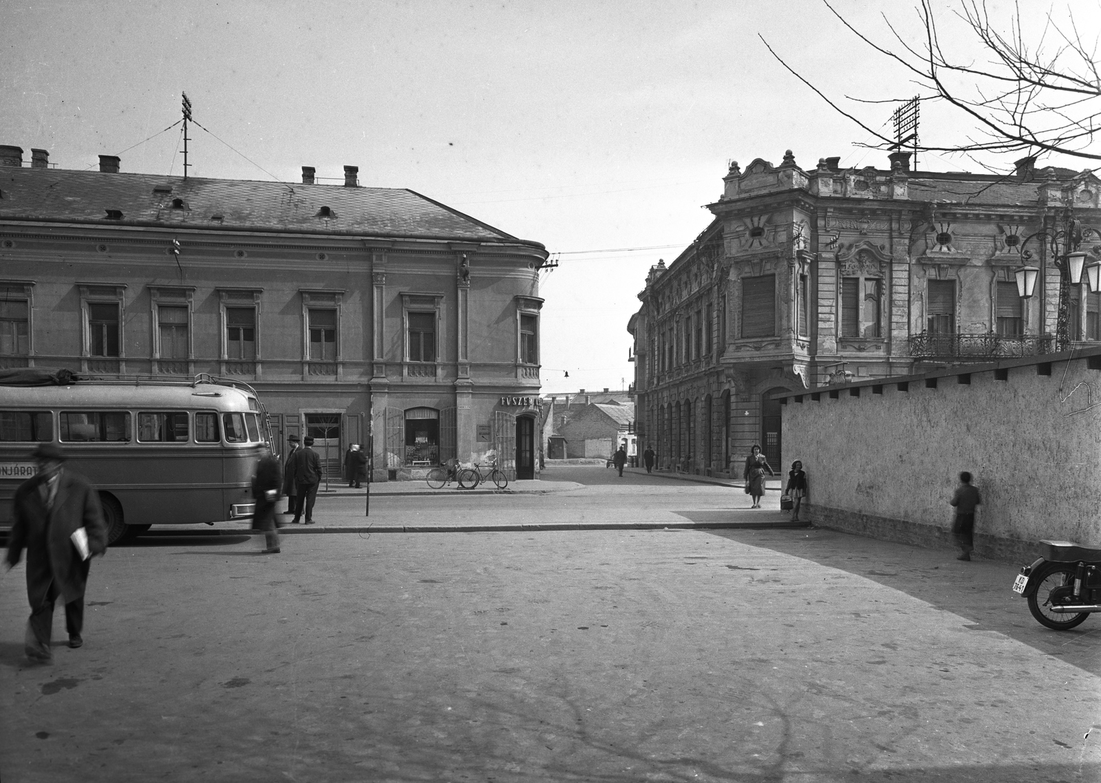 Hungary, Székesfehérvár, Fő (Március 15.) utca, a felvétel a Velence (előtte és később Magyar Király) szálló előtti parkolóban készült., 1960, UVATERV, bus, motorcycle, bicycle, Fortepan #2522