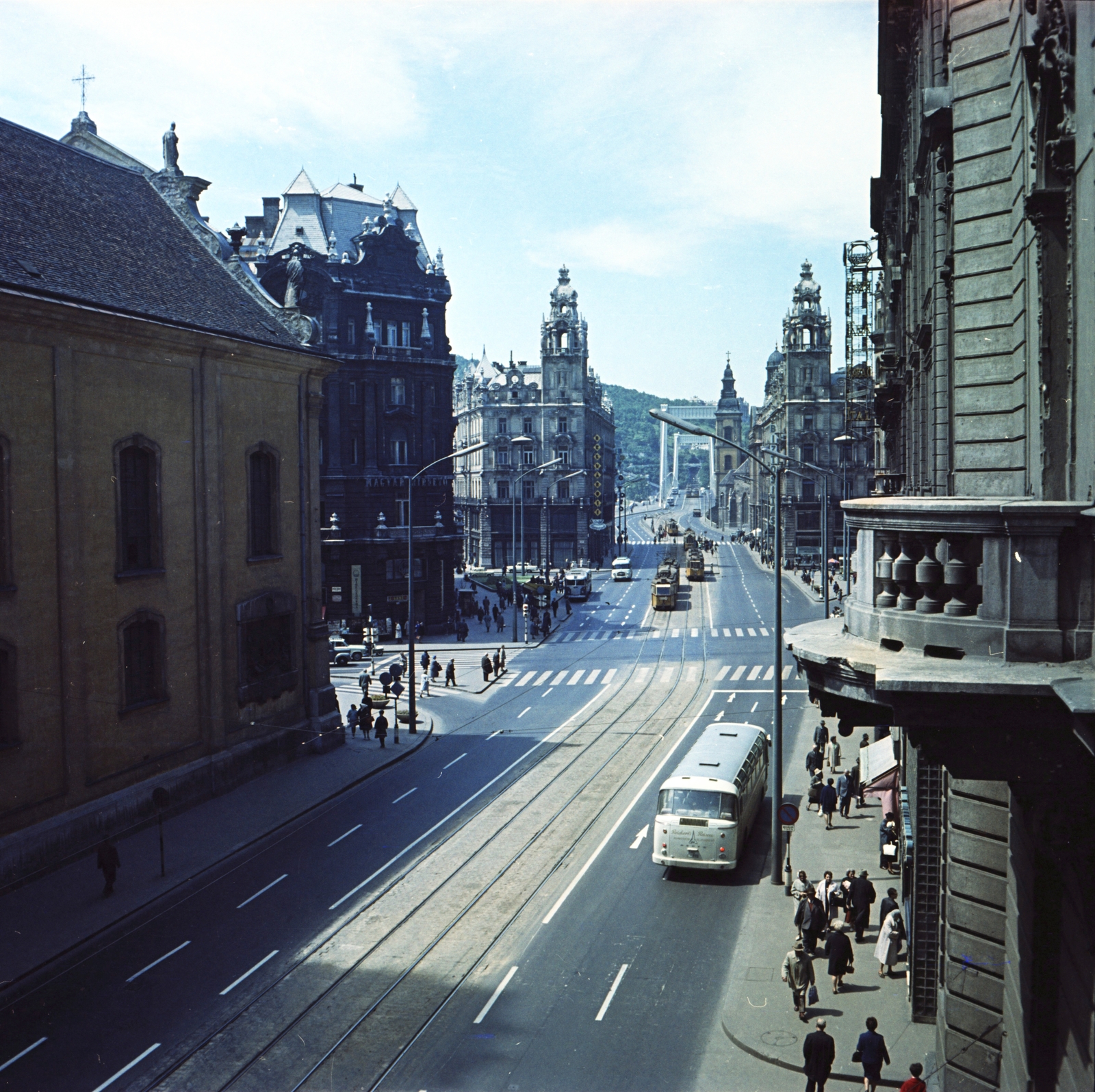 Hungary, Budapest V., Kossuth Lajos utca a Ferenciek tere (Felszabadulás tér) és az Erzsébet híd felé nézve., 1966, FŐMTERV, Budapest, Fortepan #252205