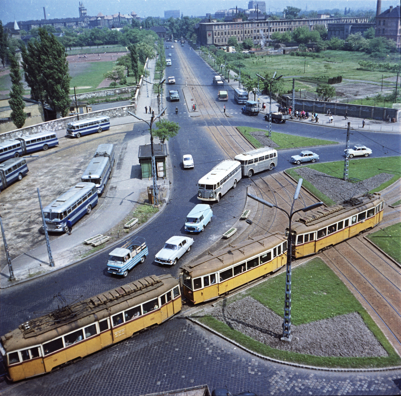 Hungary, Budapest VIII., Nagyvárad tér, szemben az Orczy (Mező Imre) út, balra az Orczy kert (Asztalos János Ifjúsági Park), jobbra a Május 1 Ruhagyár., 1966, FŐMTERV, Budapest, Fortepan #252207