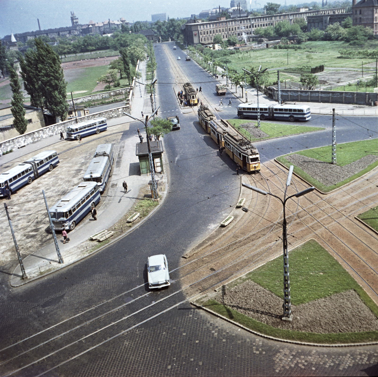 Hungary, Budapest VIII., Nagyvárad tér, szemben az Orczy (Mező Imre) út, balra az Orczy kert (Asztalos János Ifjúsági Park), jobbra a Május 1 Ruhagyár., 1966, FŐMTERV, Budapest, Fortepan #252210