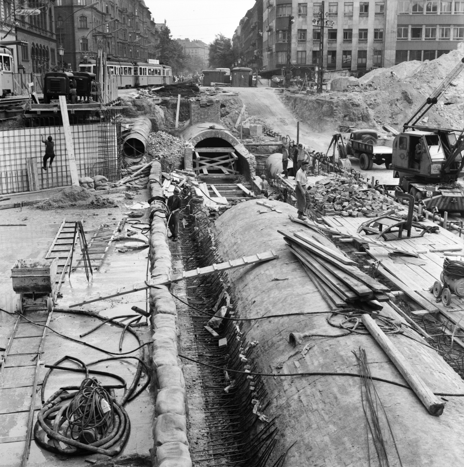 Hungary, Budapest VIII., a József körút a Blaha Lujza térnél, az aluljáró építkezése és a körúti főgyűjtőcsatorna átépítése., 1966, FŐMTERV, Budapest, Fortepan #252220