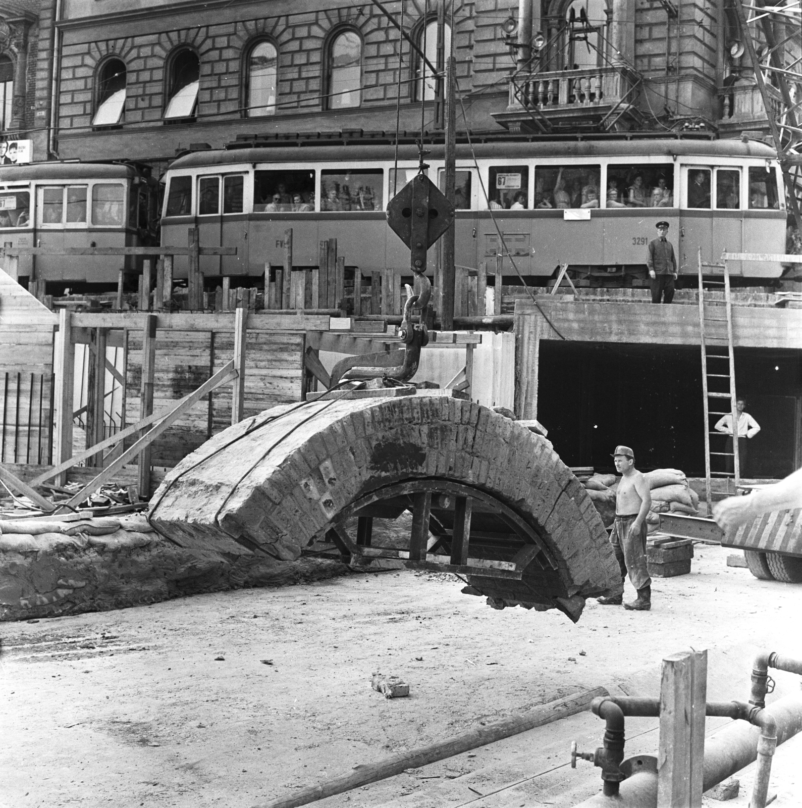 Hungary, Budapest VII.,Budapest VIII., Nagykörút - Rákóczi út kereszteződés a Blaha Lujza téri aluljáró építkezése, a körúti főgyűjtőcsatorna átépítése, háttérben az EMKE-ház., 1966, FŐMTERV, Budapest, construction, tram, underpass, Fortepan #252222