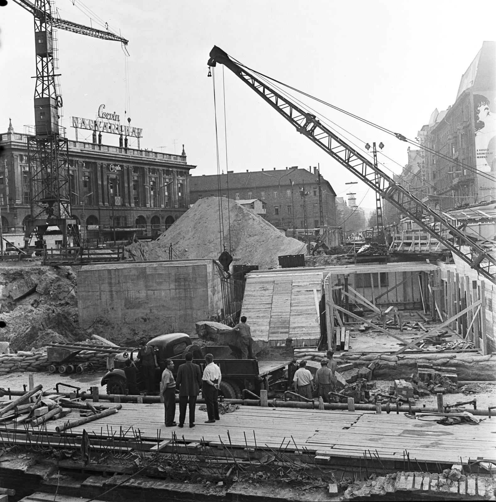 Hungary, Budapest VII.,Budapest VIII., Nagykörút - Rákóczi út kereszteződés a Blaha Lujza téri aluljáró építkezése, háttérben a Corvin Áruház., 1966, FŐMTERV, Budapest, construction, mobile crane, Fortepan #252224