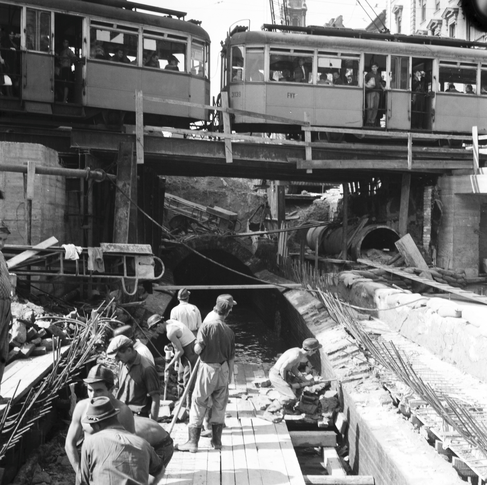 Hungary, Budapest VII.,Budapest VIII., Nagykörút - Rákóczi út kereszteződés a Blaha Lujza téri aluljáró építkezése és a körúti főgyűjtőcsatorna átépítése., 1966, FŐMTERV, Budapest, construction, tram, Fortepan #252225