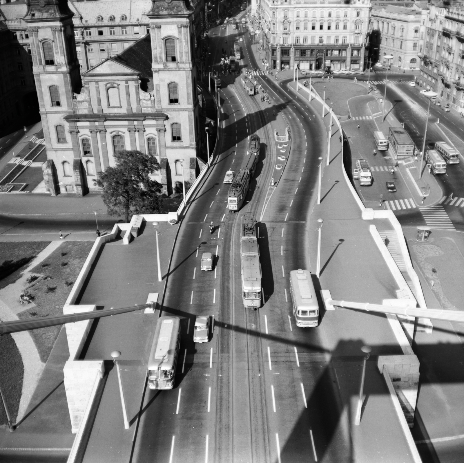 Hungary, Budapest V., rálátás a Március 15. térre és a Belvárosi templomra az Erzsébet híd kapuzatáról., 1966, FŐMTERV, Budapest, street view, plan view, bus, church, Fortepan #252227