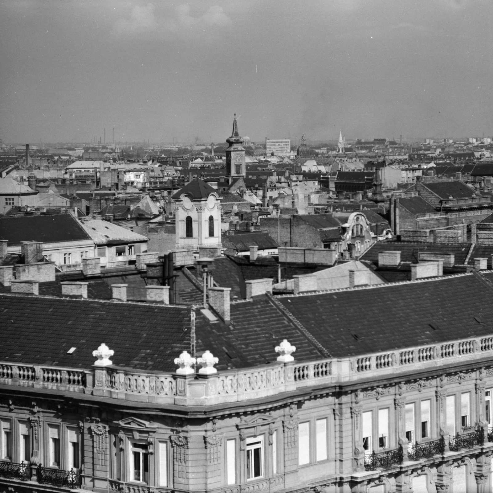 Hungary, Budapest V., kilátás az Erzsébet híd kapuzatáról a pesti Belvárosra, az előtérben a Március 15. tér - Belgrád rakpart sarkán álló épület, mögötte a Váci utcai Belvárosi Szent Mihály-templom (Angolkisasszonyok temploma) tornya, majd amögött a Kálvin téri református templom tornya., 1966, FŐMTERV, Budapest, steeple, roof, Fortepan #252229
