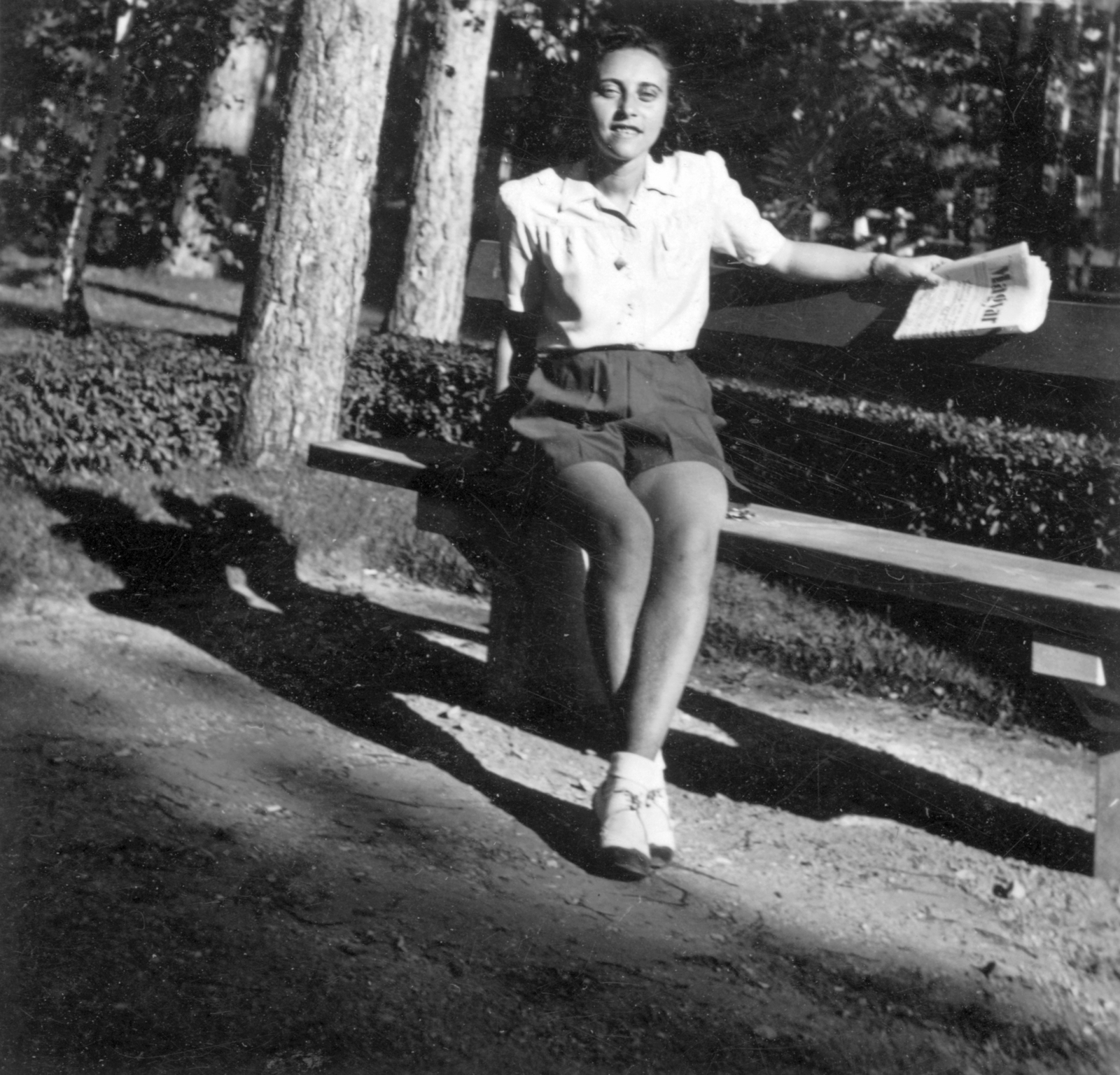 1949, Fortepan, newspaper, woman, bench, shorts, Fortepan #25223