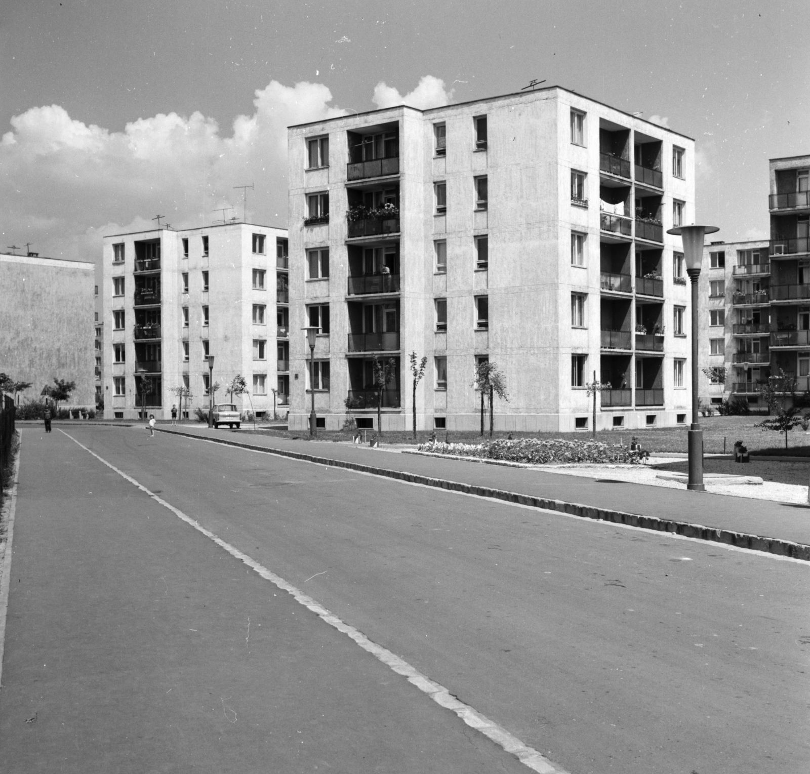 Hungary, Budapest IX., József Attila lakótelep, középen a Toronyház utca 14. számú ház, balra a 12. számú ház, 1966, FŐMTERV, Budapest, blocks, street view, Fortepan #252231