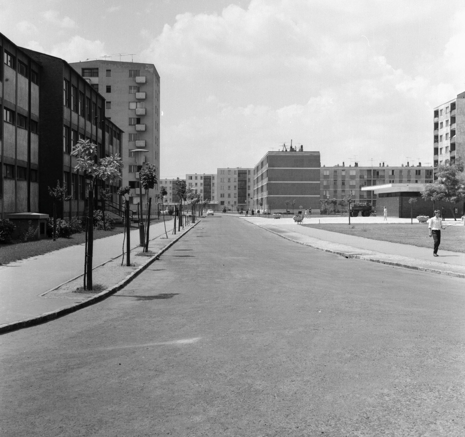 Hungary, Budapest IX., József Attila lakótelep, Ifjúmunkás utca a Dési Huber utca felé vezető szakasza. Balra a Hámán Kató Általános Iskola (később Kőrösi Csoma Sándor Kéttannyelvű Általános Iskola)., 1966, FŐMTERV, Budapest, Fortepan #252236