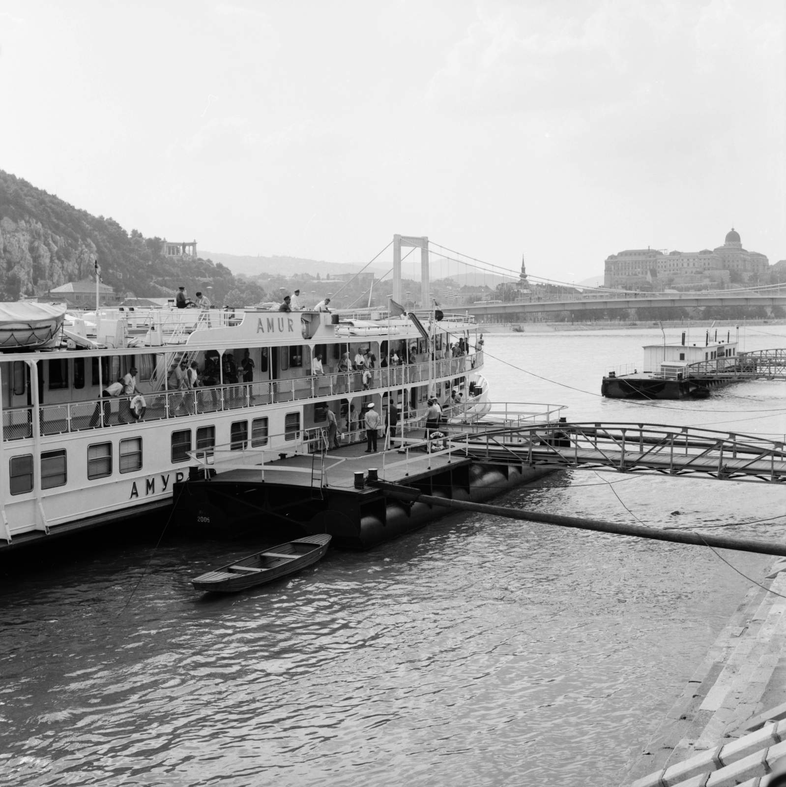 Hungary, Budapest I.,Budapest V., Belgrád rakpart, a MAHART nemzetközi hajóállomása az Erzsébet híd és a Budavári Palota (korábban Királyi Palota) felé nézve., 1966, FŐMTERV, Budapest, Fortepan #252241