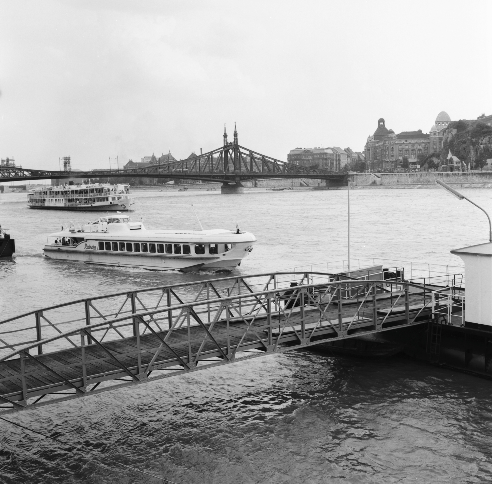 Hungary, Budapest V.,Budapest XI., Belgrád rakpart, a MAHART nemzetközi hajóállomása a Szabadság híd és a Szent Gellért tér felé nézve., 1966, FŐMTERV, hydrofoil, Budapest, Fortepan #252242