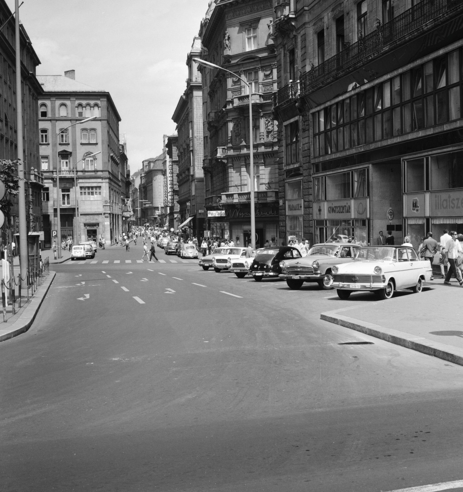 Hungary, Budapest V., Váci utca a Szabad sajtó úttól a Piarista (Pesti Barnabás) utca felé nézve, középen a Kígyó utca torkolata., 1966, FŐMTERV, M21 Wolga, Volvo PV444/PV544, Budapest, Fortepan #252247