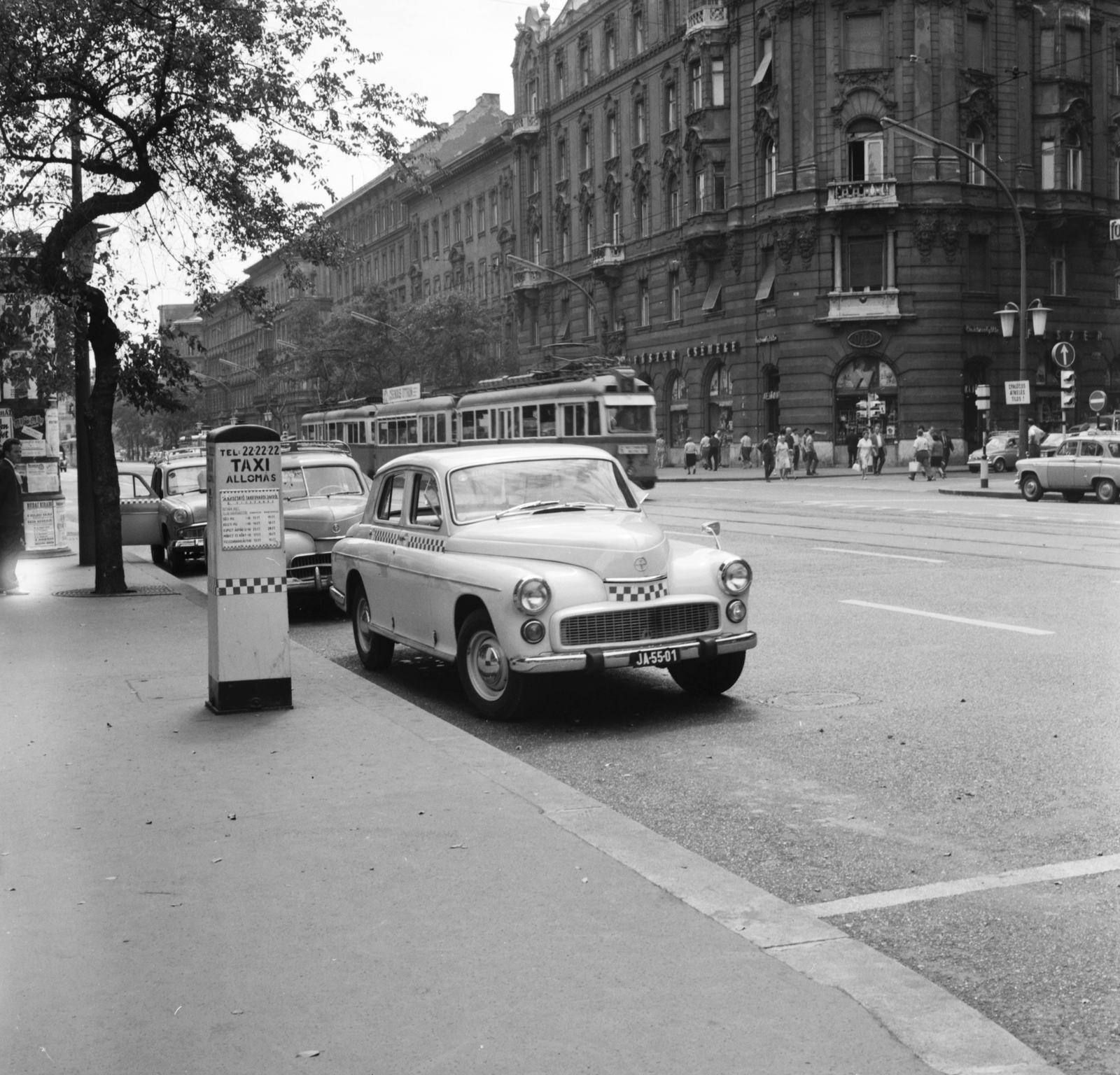 Hungary, Budapest XIII.,Budapest V., Szent István körút, taxiállomás a 16. számú ház előtt, jobbra a Szemere utca torkolata., 1966, FŐMTERV, Budapest, tram, taxicab, Fortepan #252248