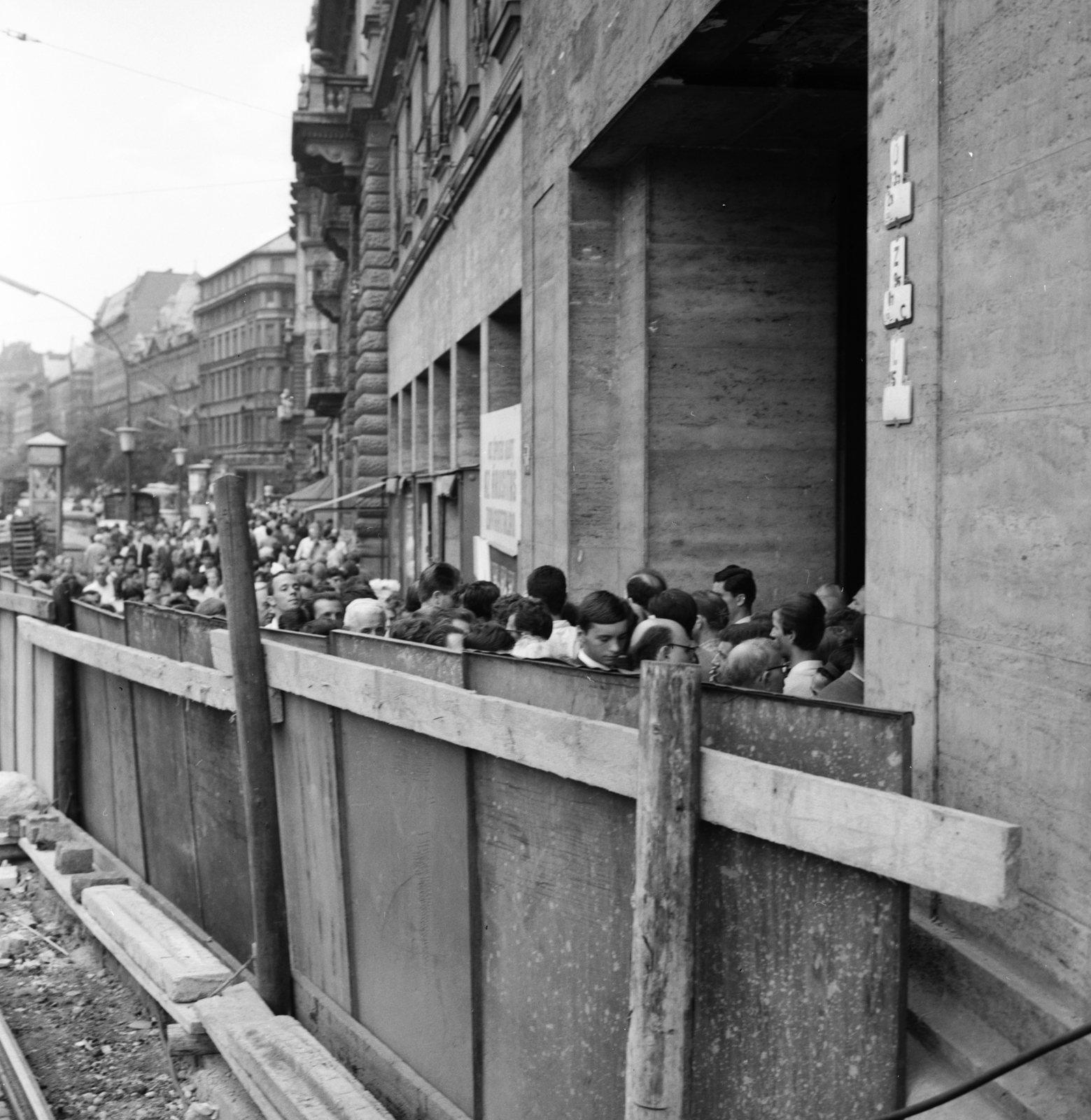 Hungary, Budapest VII., elterelt gyalogosforgalom a Blaha Lujza téri aluljáró építési területe az Erzsébet (Lenin) körút felé nézve., 1966, FŐMTERV, Budapest, site constraints, Fortepan #252252