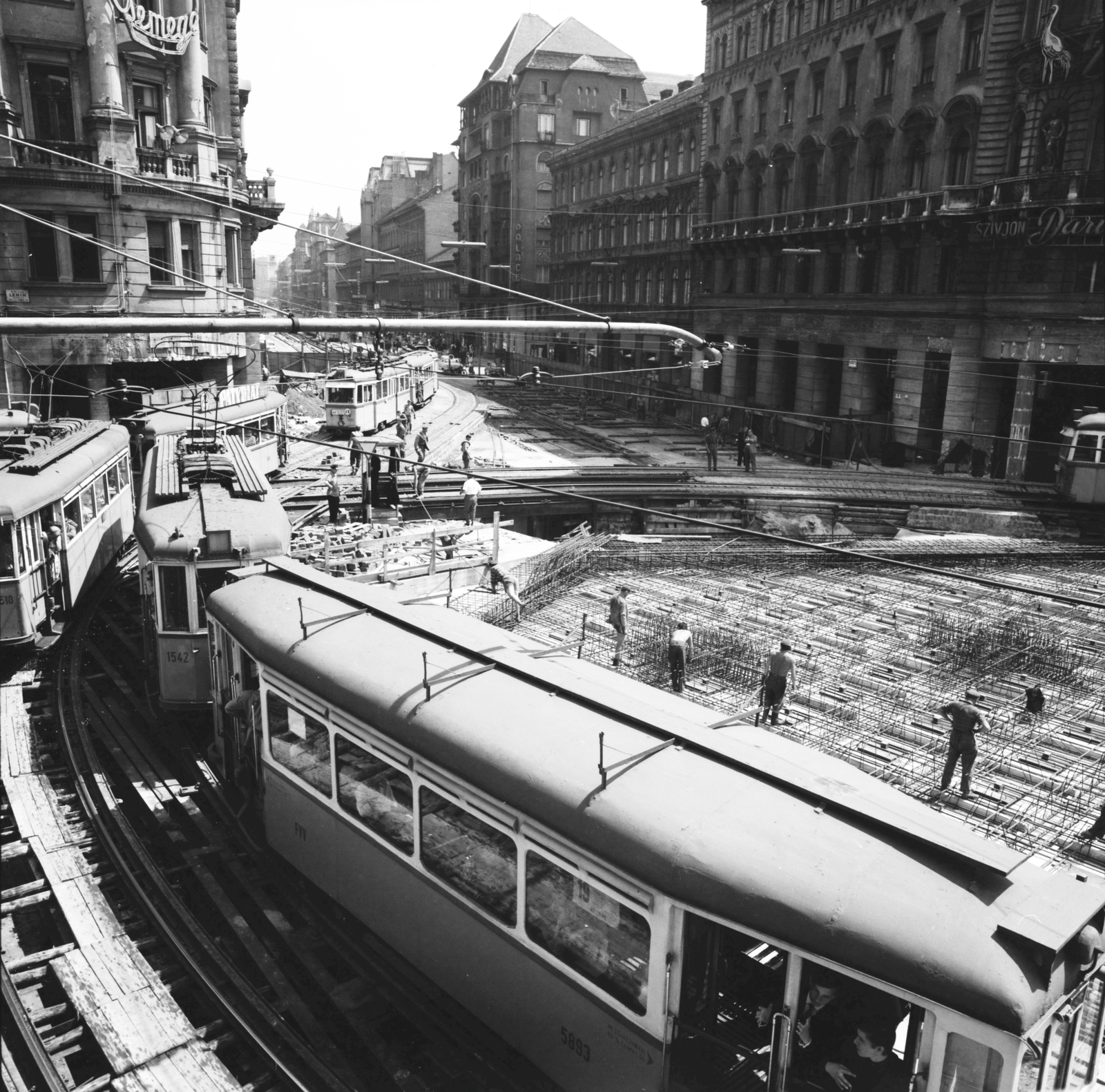 Hungary, Budapest VII.,Budapest VIII., Nagykörút - Rákóczi út kereszteződés, a Blaha Lujza téri aluljáró építése idején., 1966, FŐMTERV, Budapest, Fortepan #252260