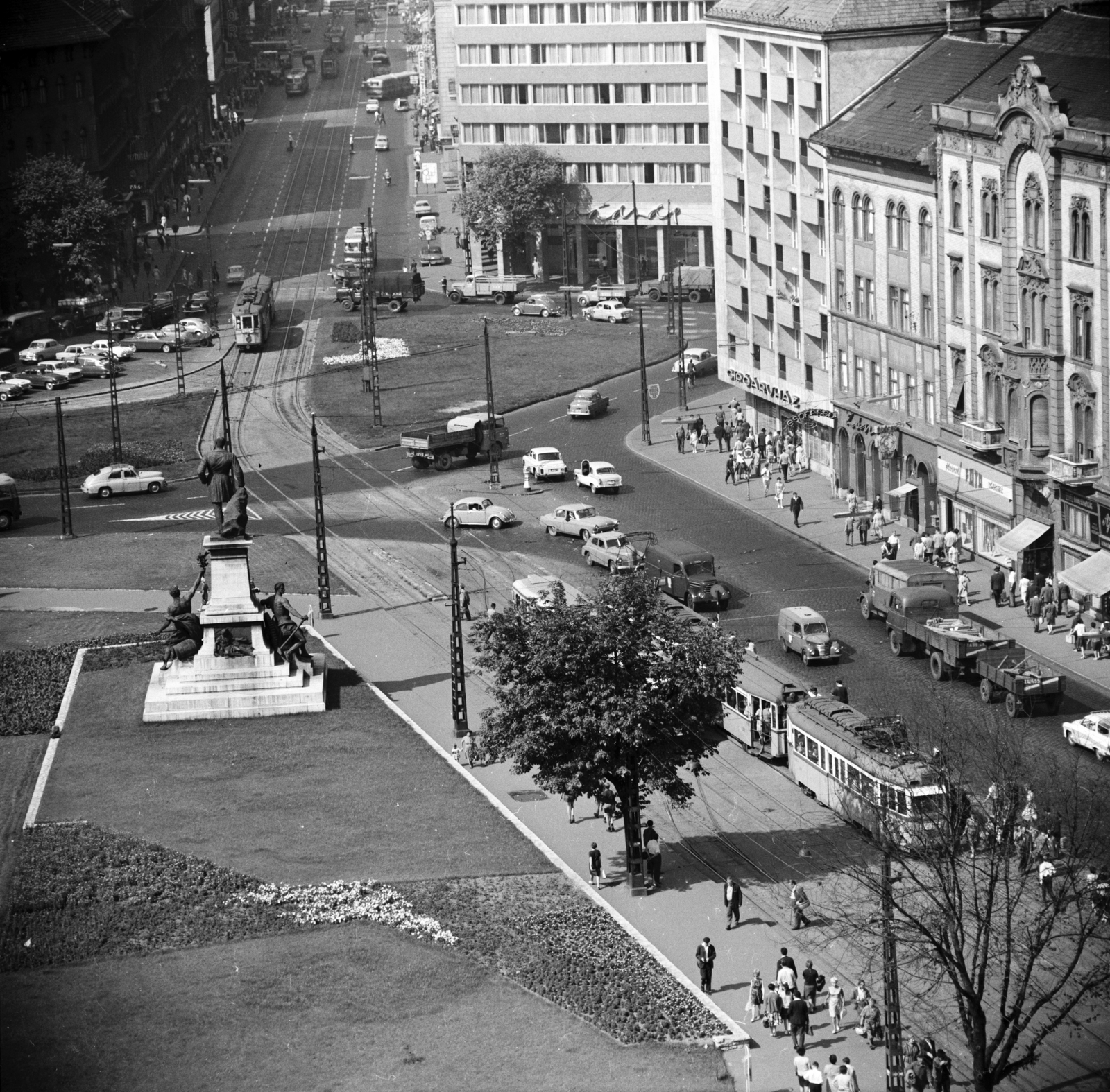 Hungary, Budapest VII.,Budapest VIII., kilátás a Keleti pályaudvar épületéről a Baross tér és a Rákóczi út felé, balra Baross Gábor szobra., 1966, FŐMTERV, Budapest, Fortepan #252286