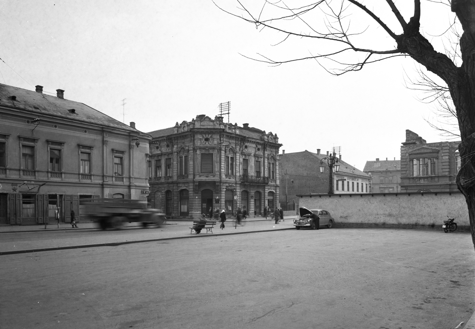 Hungary, Székesfehérvár, Fő (Március 15.) utca, a felvétel a Velence (előtte és később Magyar Király) szálló előtti parkolóban készült., 1960, UVATERV, street furniture, street view, aerial wire, lamp post, M20 Pobieda, Fortepan #2523