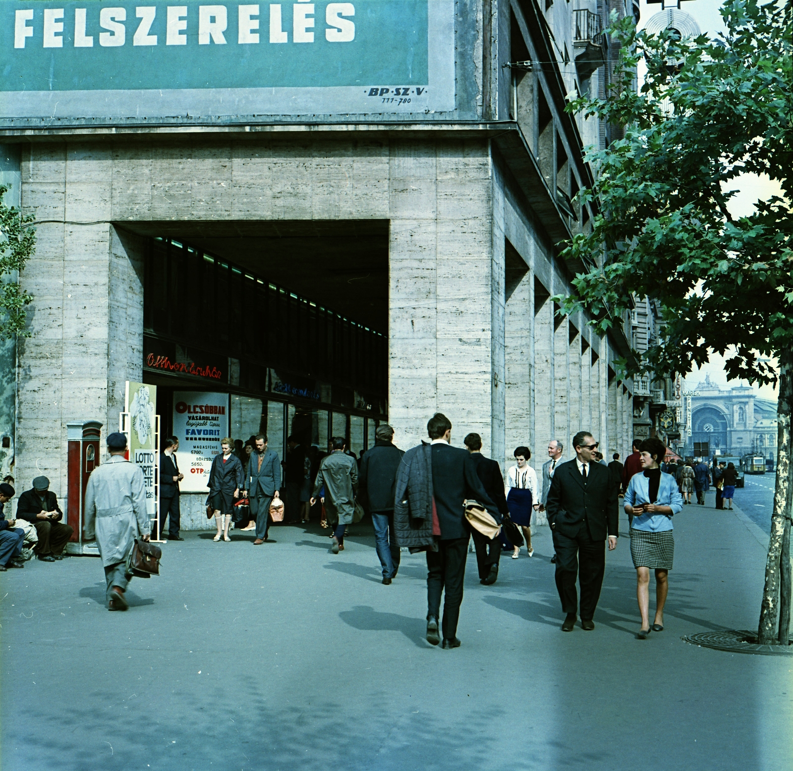 Magyarország, Budapest VII.,Budapest VIII., Rákóczi út a Szövetség utcától a Keleti pályaudvar felé nézve, balra az Otthon Áruház., 1966, FŐMTERV, Domonkos Endre, Budapest, színes, járókelő, árkád, Fortepan #252307