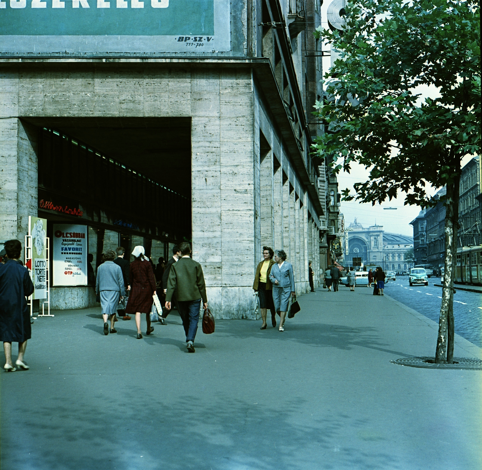 Hungary, Budapest VII.,Budapest VIII., Rákóczi út a Szövetség utcától a Keleti pályaudvar felé nézve, balra az Otthon Áruház., 1966, FŐMTERV, Budapest, Fortepan #252308