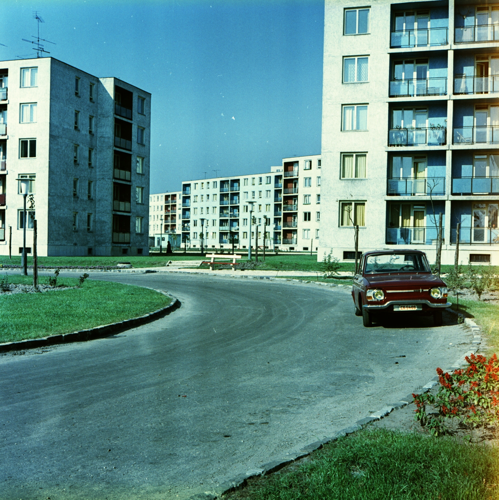 Hungary, Budapest XI., József Attila lakótelep, előtérben a Kosárka sétány 4. és 6. számú ház, háttérben az Aranyvirág sétány házai., 1966, FŐMTERV, Budapest, Renault-brand, Fortepan #252313