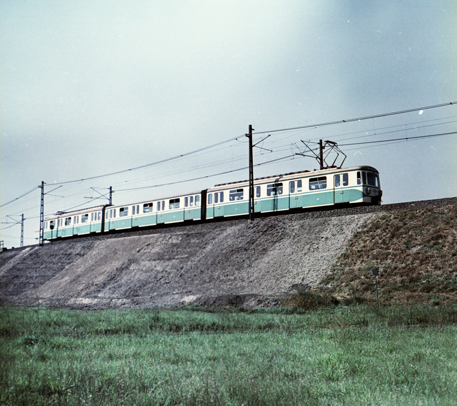 Magyarország, Budapest XXI., Csepel, a HÉV szerelvénye a Weiss Manfréd (Szabadkikötő) út mellett az iparvágány és a Petróleum utca között., 1966, FŐMTERV, Domonkos Endre, színes, HÉV, Budapest, Fortepan #252317