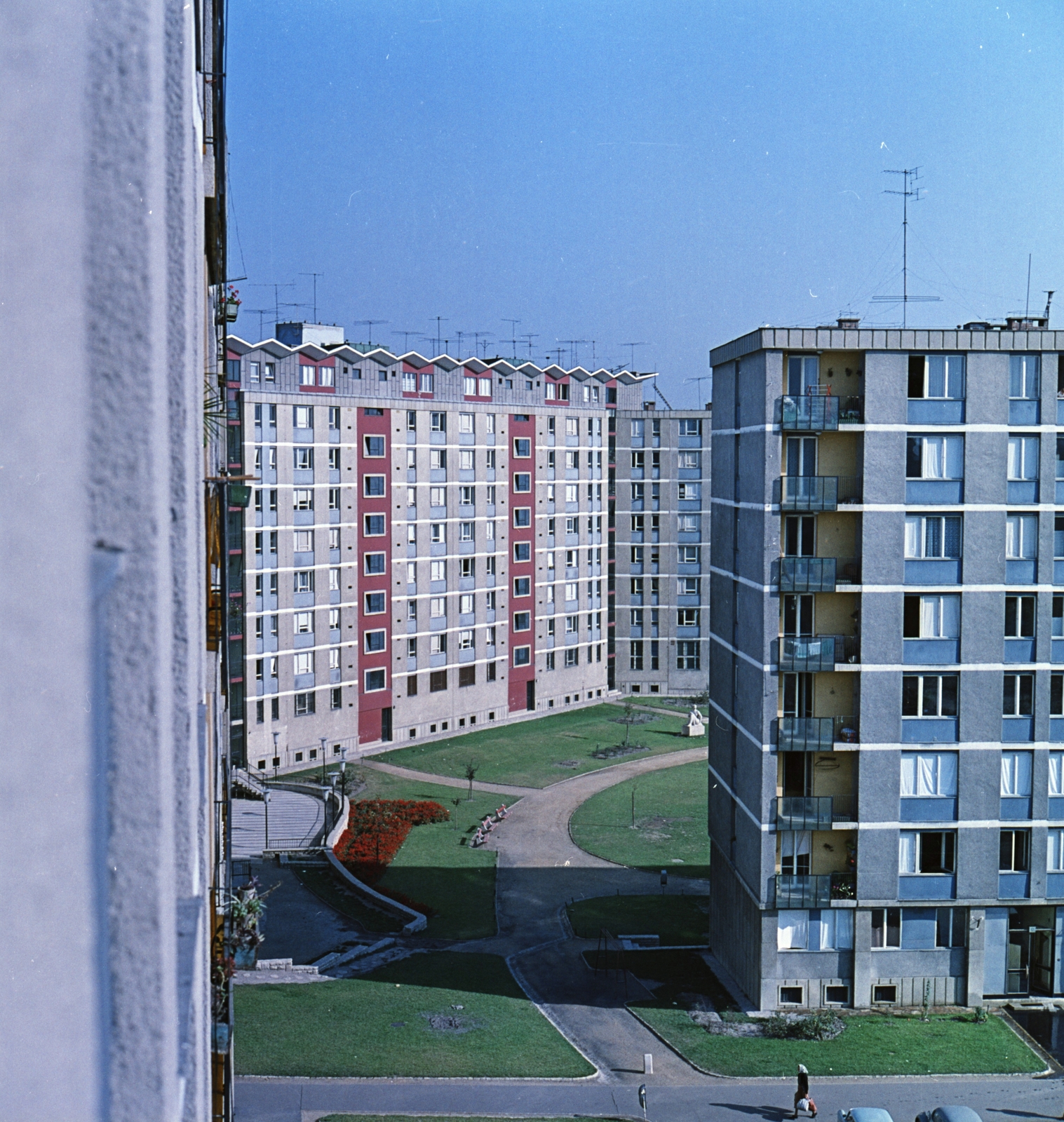 Hungary, Budapest XI., Baranyai tér, a kép közepén Csontos László: Ülő nő lepellel című szobra (1960)., 1966, FŐMTERV, Budapest, Fortepan #252322