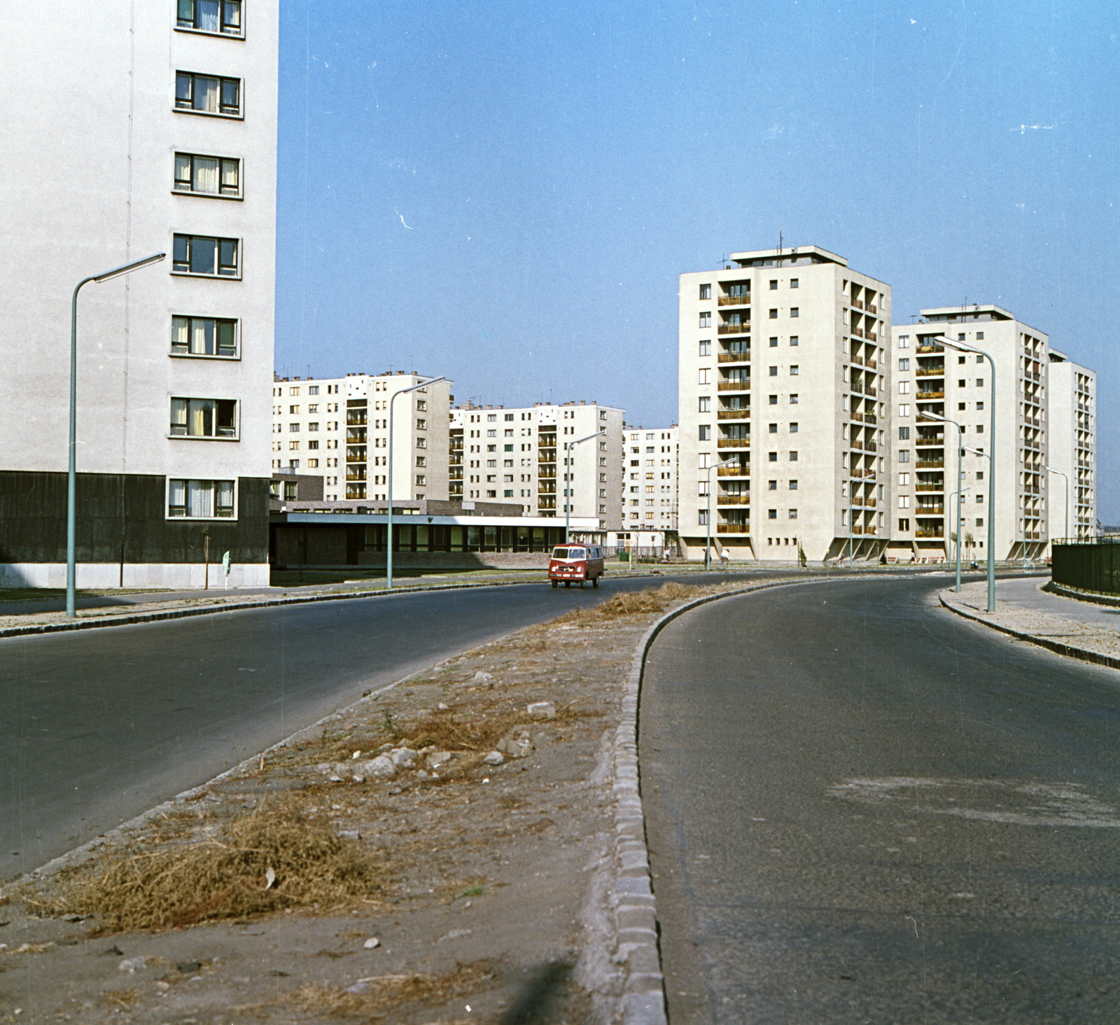 Hungary, Budapest XI., Bogdánfy utca a Budafoki út irányából nézve., 1966, FŐMTERV, Budapest, Lágymányos housing complex, colorful, Fortepan #252324