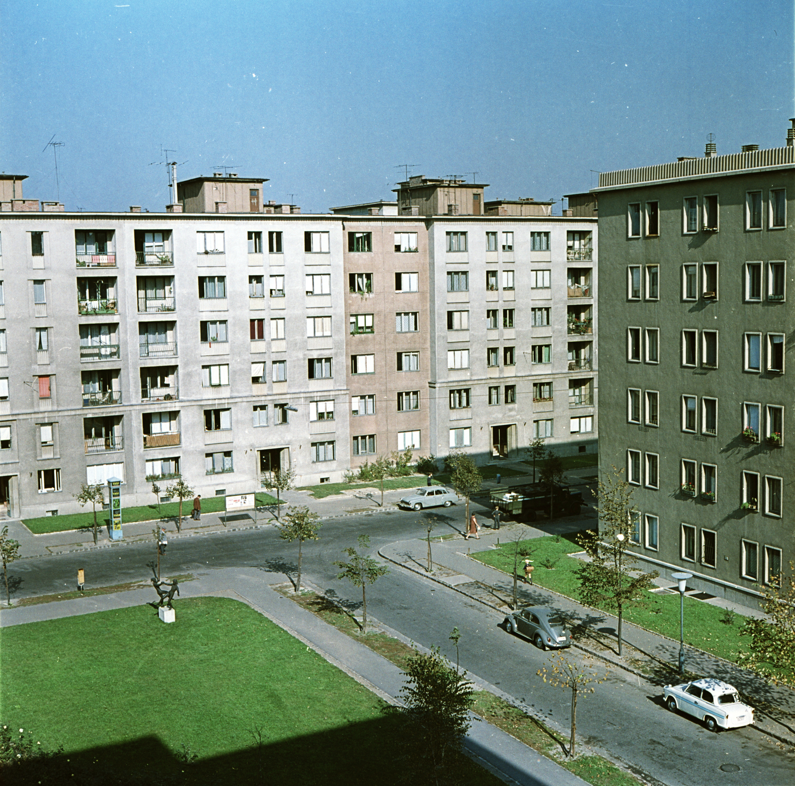 Magyarország, Budapest XI., kilátás a Bölcső utca 7-es számú házból a Baranyai utca felé, előtérben a Táncoló lányok szobra Kovács Ferenc alkotása., 1966, FŐMTERV, Domonkos Endre, Budapest, színes, lakótelep, Fortepan #252326