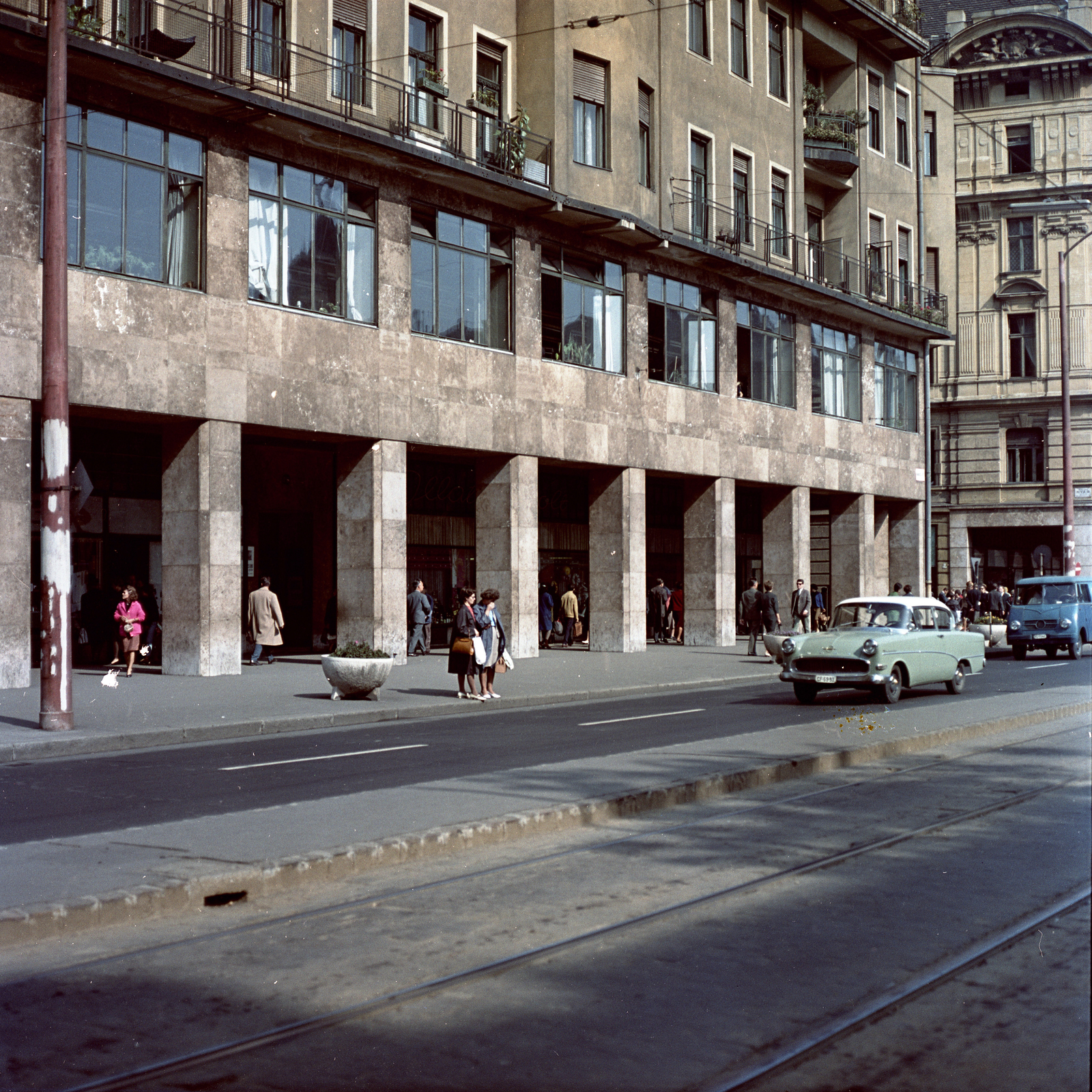 Magyarország, Budapest VII., Rákóczi út, szemben a 30-as számú ház a Nyár utca sarkán., 1966, FŐMTERV, Domonkos Endre, színes, árkád, Budapest, Opel-márka, Fortepan #252343