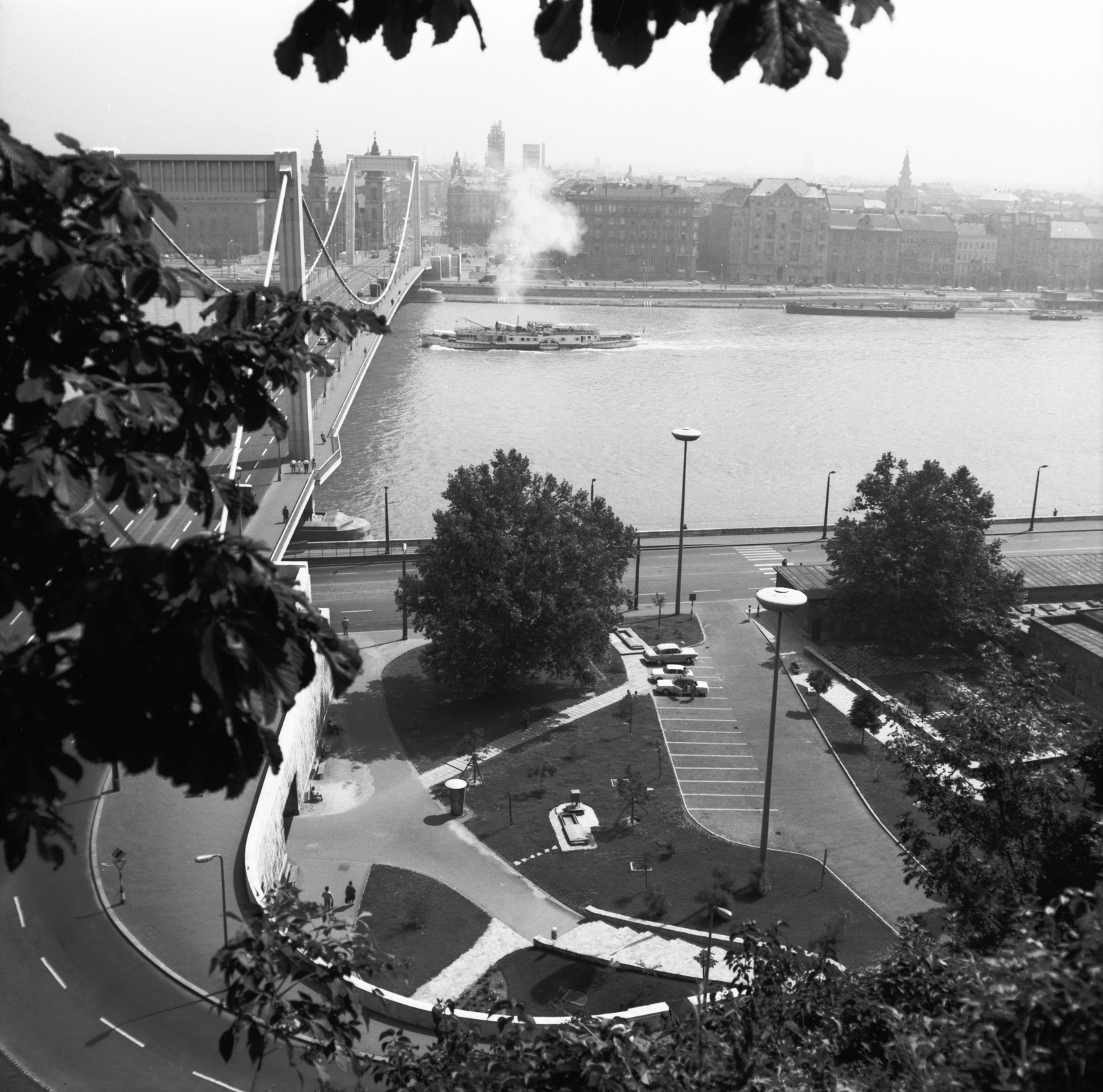 Magyarország, Budapest I., kilátás a Gellérthegyről a Duna felé. Előtérben az Erzsébet híd budai hídfője és a Rudas fürdő közötti park., 1967, FŐMTERV, Domonkos Endre, Budapest, Fortepan #252349