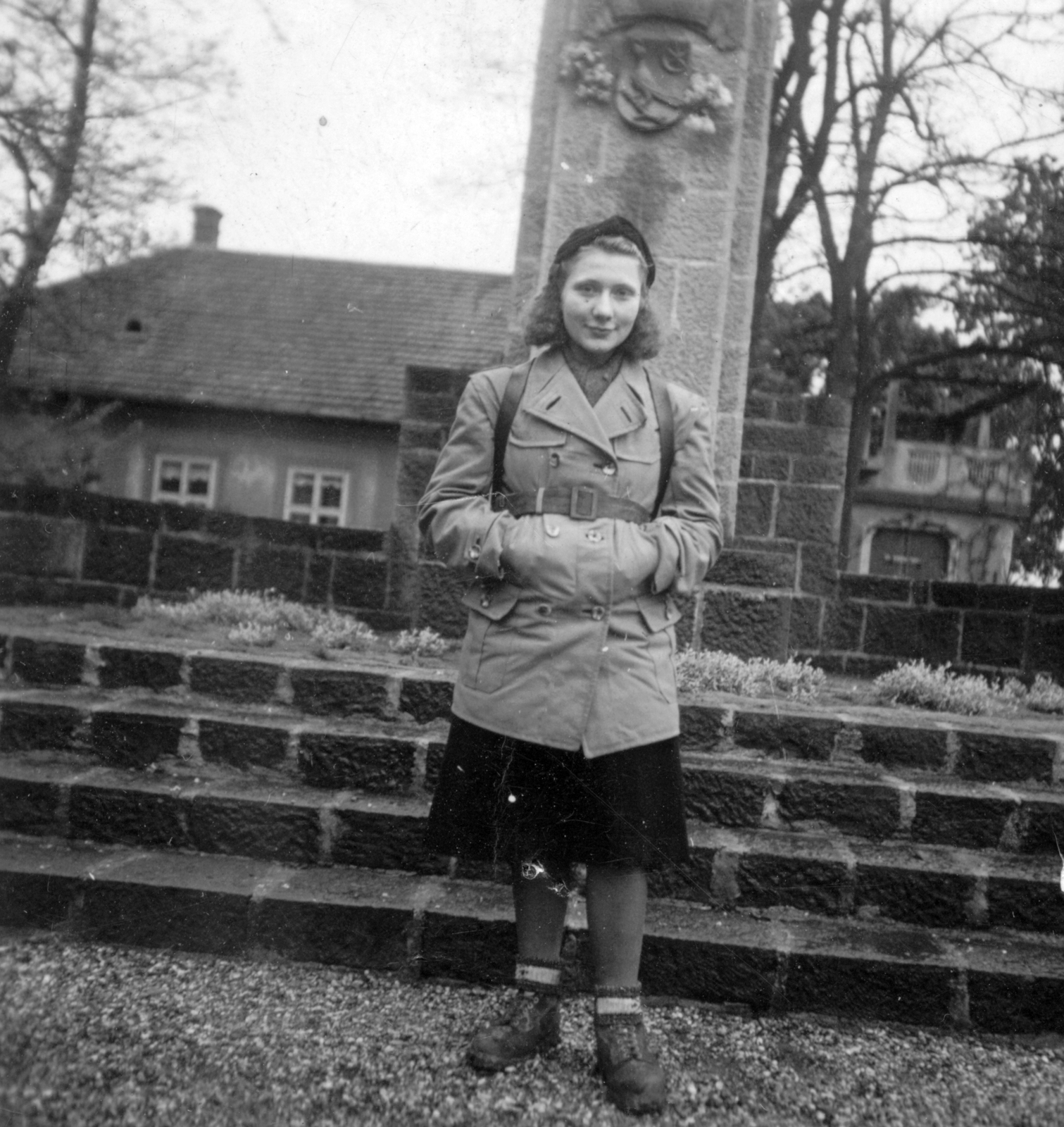 Hungary, Danube Bend, Visegrád, Mátyás-szobor., 1942, Fortepan, portrait, woman, hands in pockets, Fortepan #25235