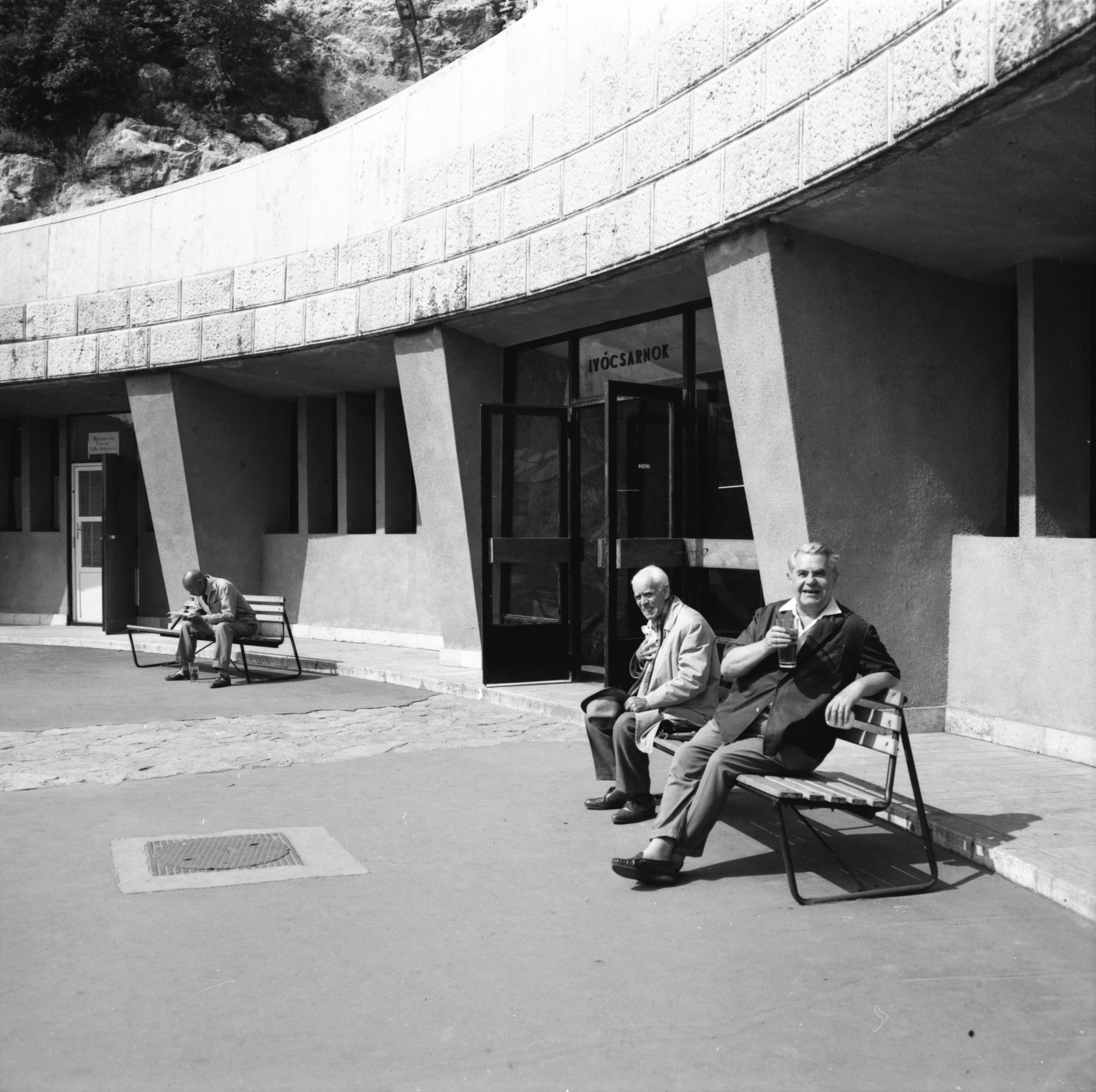 Hungary, Budapest I., Döbrentei tér, Ivócsarnok Erzsébet híd budai hídfőjénél, háttérben a Gellért-hegy., 1967, FŐMTERV, Budapest, Best of, Fortepan #252350