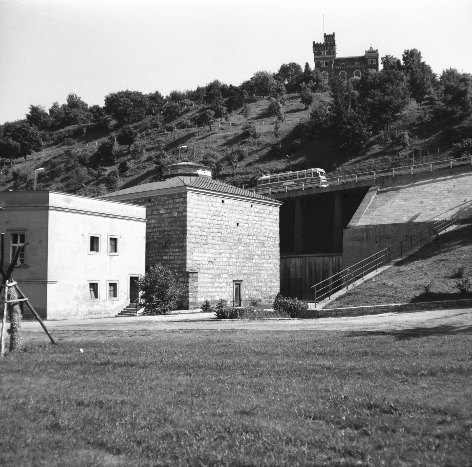 Hungary, Tabán, Budapest I., a Rác fürdő felett a Hegyalja úton halad az autóbusz. A Gellért-hegy oldalában, a Schoch / Hegedűs - villa látható., 1967, FŐMTERV, Budapest, Fortepan #252352