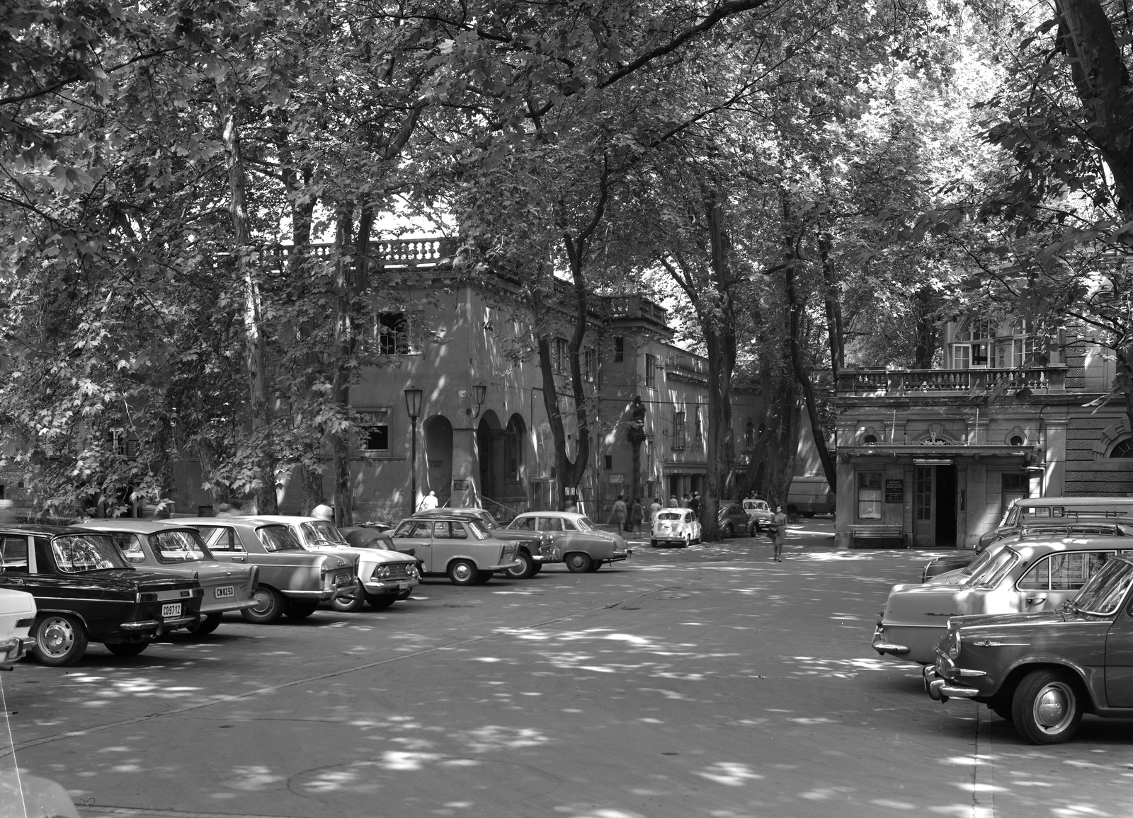 Magyarország, Budapest II., Frankel Leó út 25-29., a Lukács Gyógyfürdő parkja., 1967, FŐMTERV, Domonkos Endre, Wartburg 311/312, Trabant 601, rendszám, Budapest, parkoló, Fortepan #252357