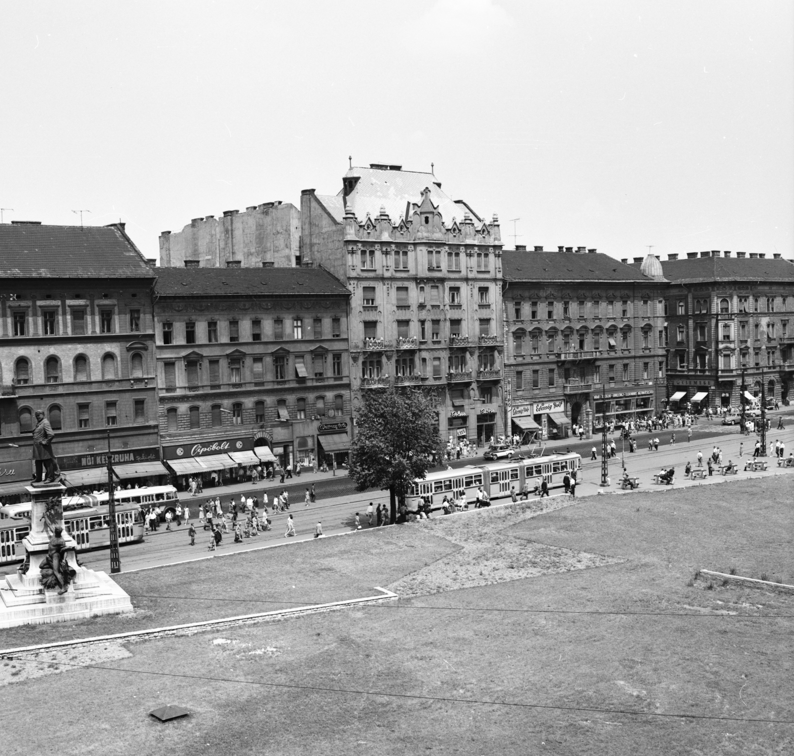 Hungary, Budapest VII.,Budapest VIII., Baross tér, balra Baross Gábor szobra, jobbra a Bethlen Gábor utca torkolata., 1967, FŐMTERV, Budapest, Fortepan #252373