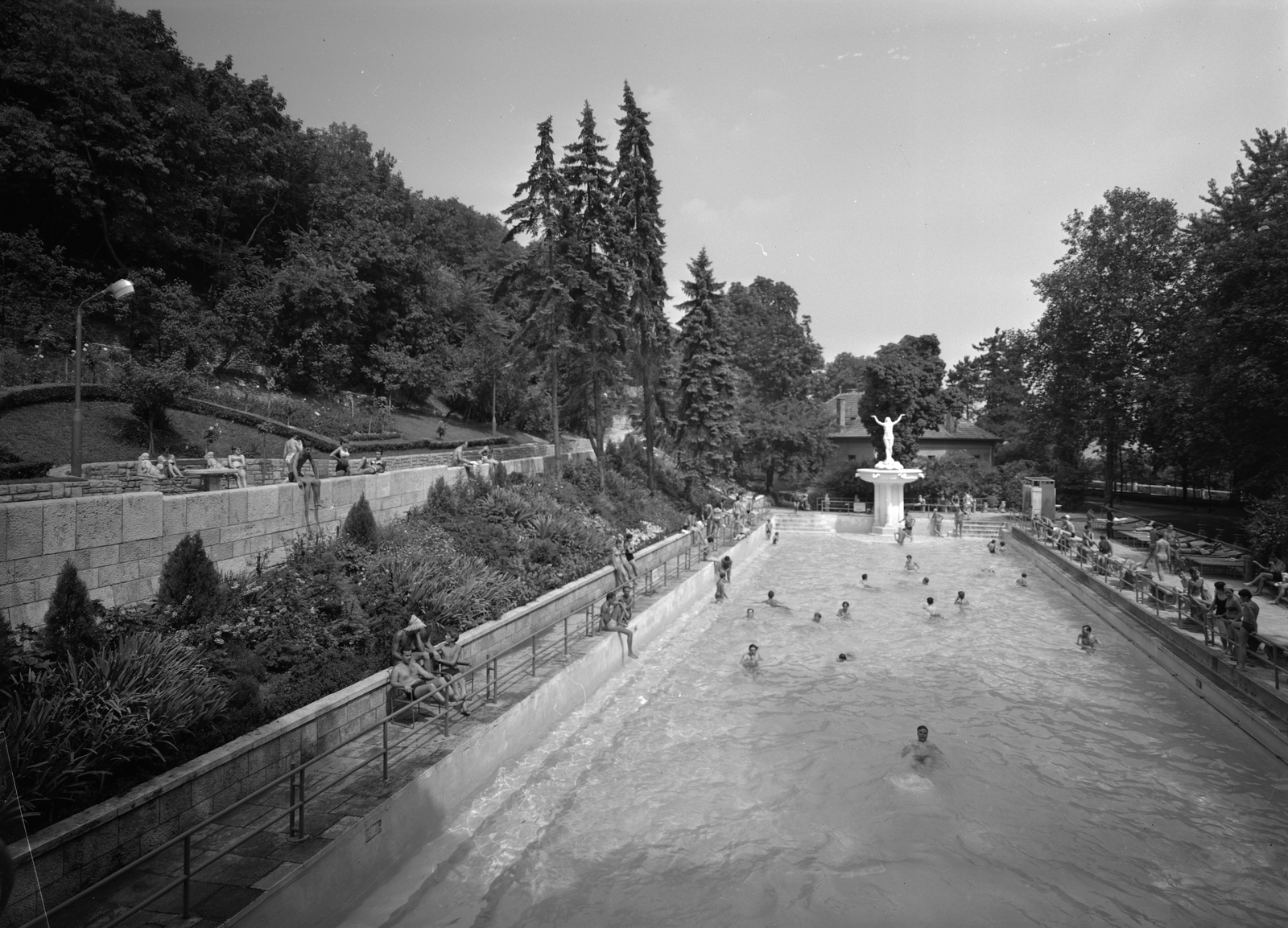 Magyarország, Budapest III., Csillaghegyi strandfürdő., 1967, FŐMTERV, Domonkos Endre, Budapest, virágágyás, szobor, Fortepan #252387